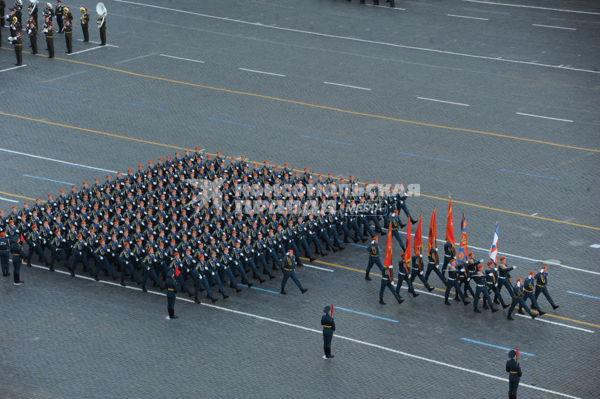 Москва. Военнослужащие МЧС РФ  во время генеральной репетиции Парада Победы на Красной площади.