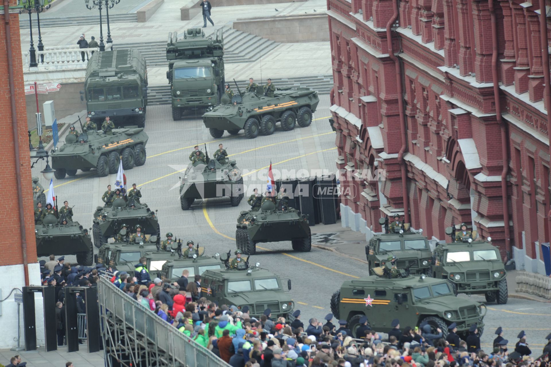 Москва. Военнослужащие на БТР-80 во время генеральной репетиции Парада Победы на Красной площади.