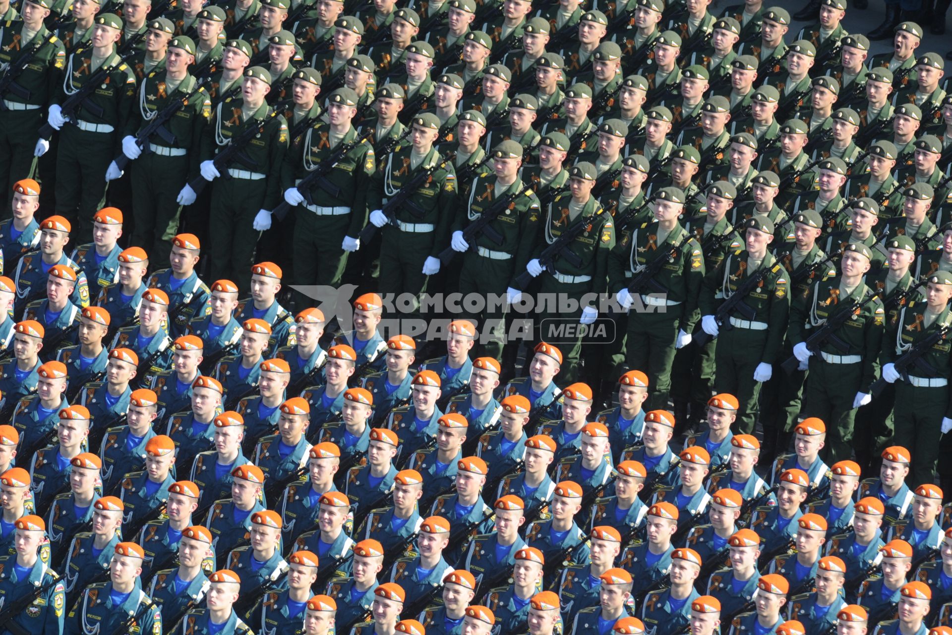 Москва. Военнослужащие МЧС РФ (слева) и ракетных войск РФ  во время генеральной репетиции Парада Победы на Красной площади.