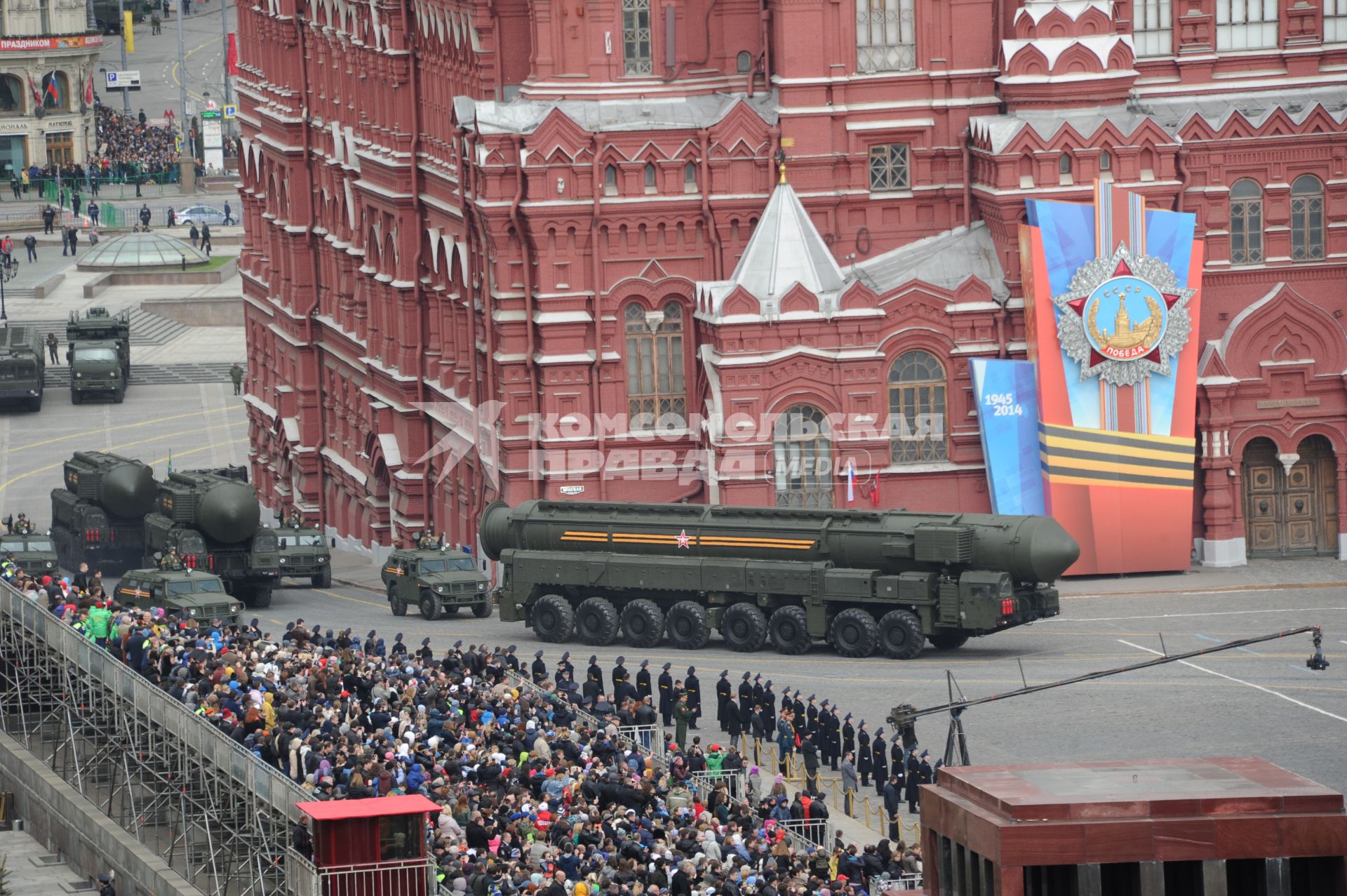 Москва. Ракетные комплексы РТ-2ПМ2 `Тополь-М` во время генеральной репетиции Парада Победы на Красной площади.