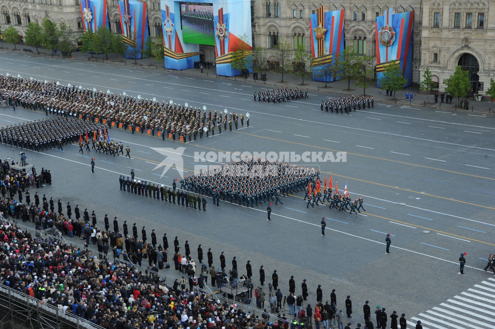 Москва. Военнослужащие МЧС РФ  во время генеральной репетиции Парада Победы на Красной площади.