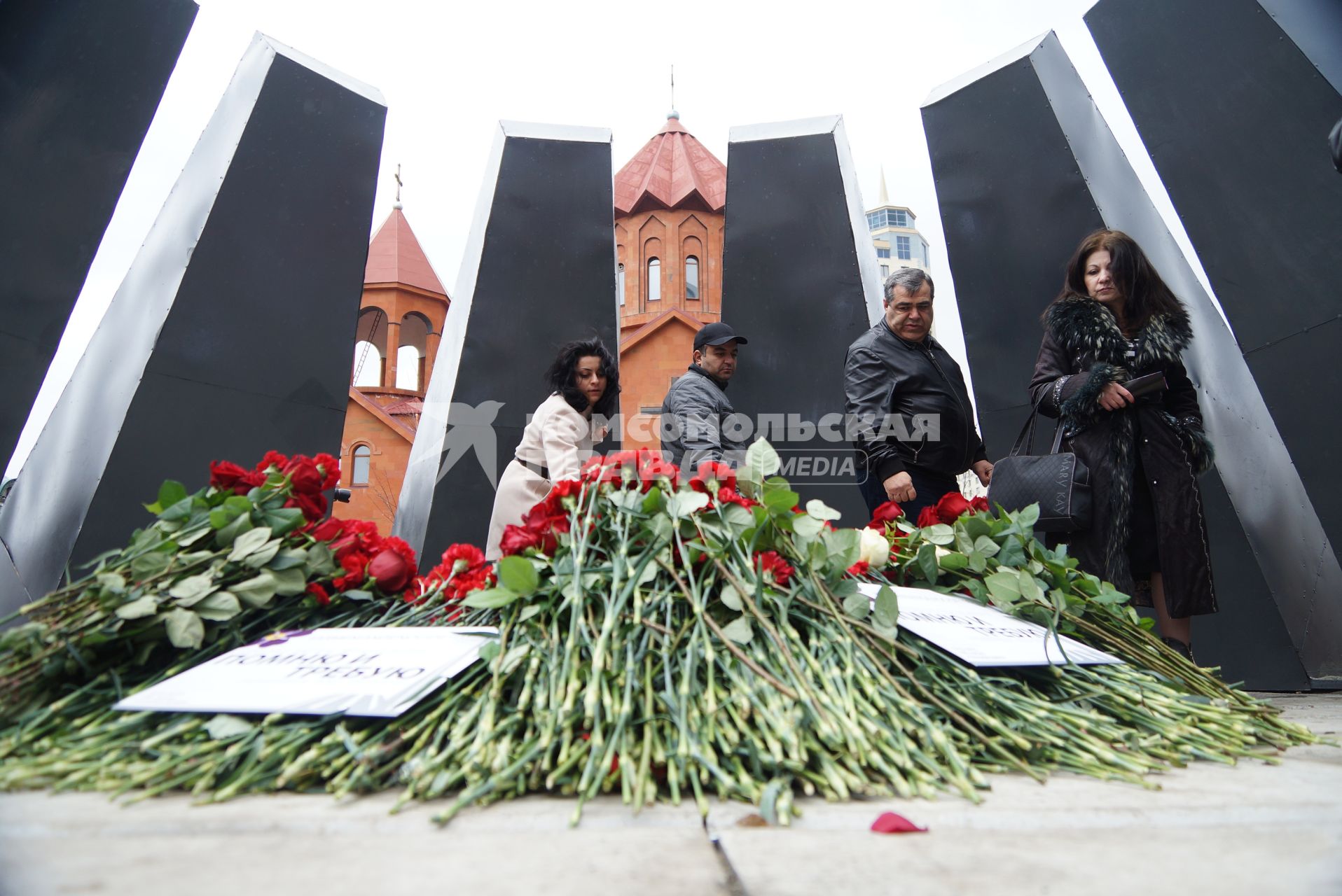 Участники шествия в память 100-летней годовщины геноцида армян войсками Османской империи, возлагают цветы к вечному огню. Церковь святого Карапета в Екатеринбурге