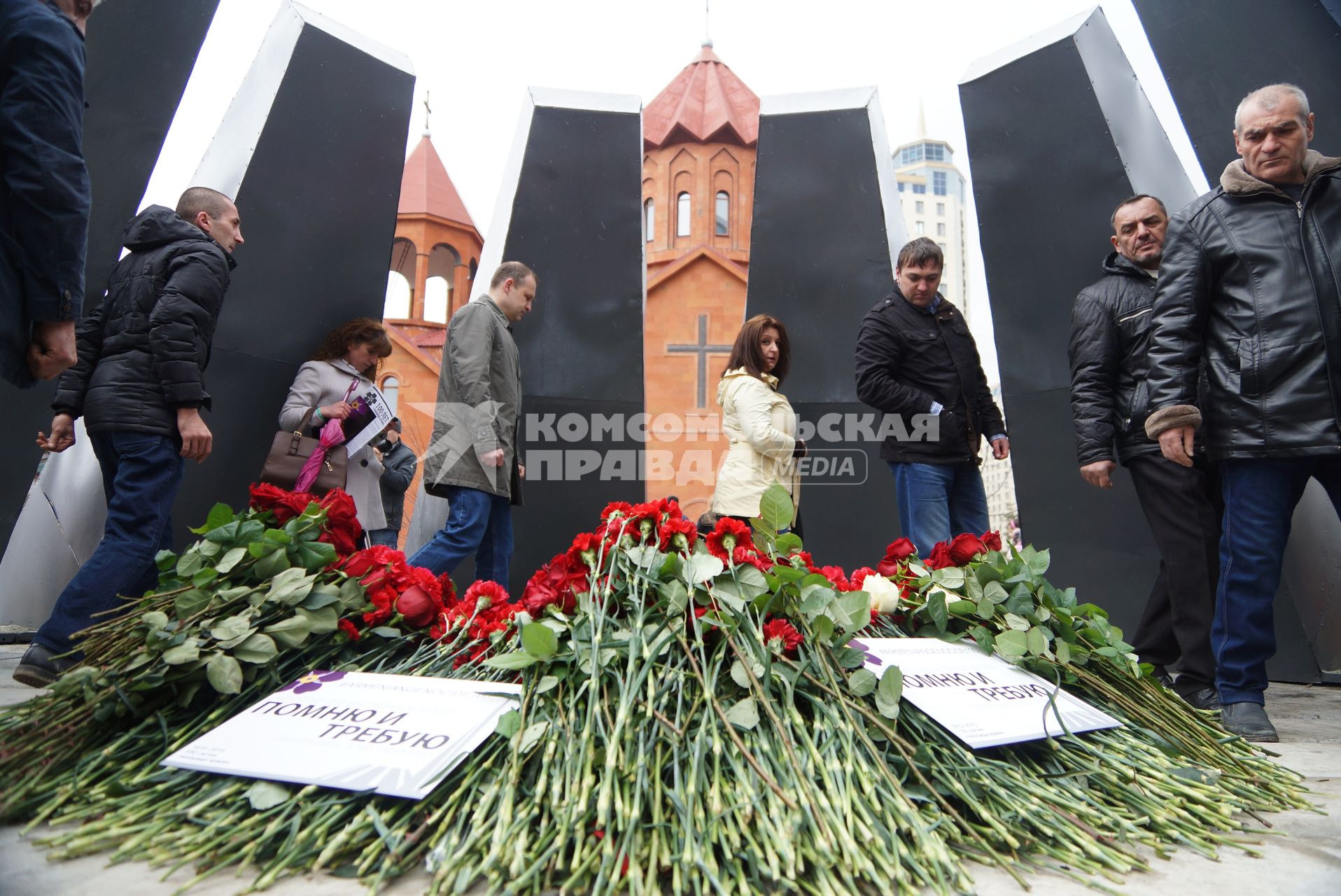 Участники шествия в память 100-летней годовщины геноцида армян войсками Османской империи, возлагают цветы к вечному огню. Церковь святого Карапета в Екатеринбурге