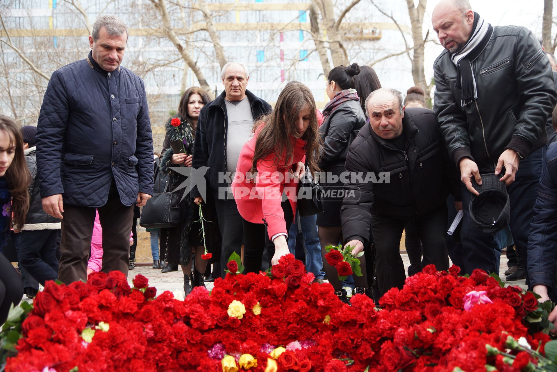 Участники шествия в память 100-летней годовщины геноцида армян войсками Османской империи, возлагают цветы к вечному огню. Церковь святого Карапета в Екатеринбурге