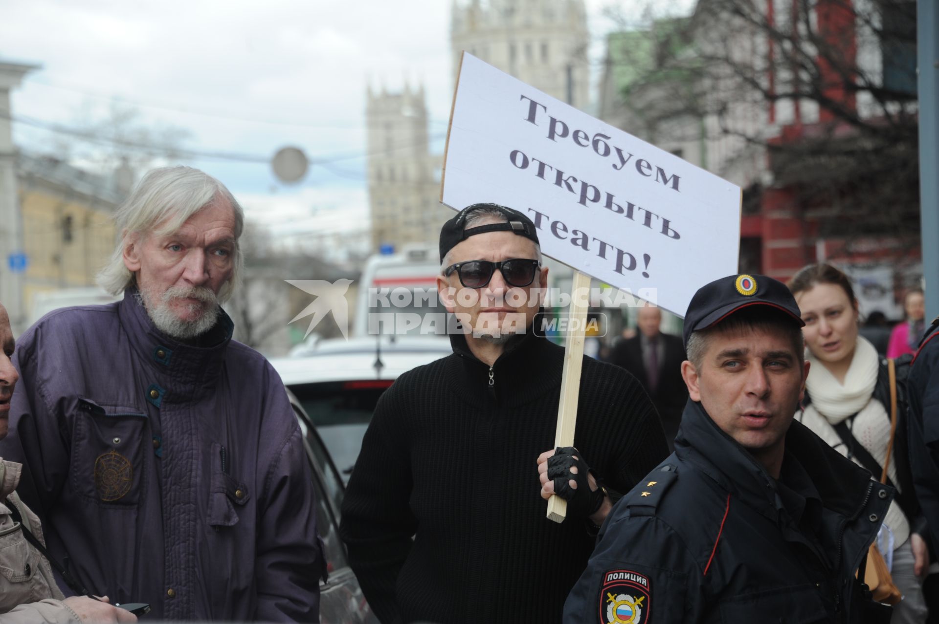 Москва. Актер Александр Трофимов (слева) вместе с коллегами по Театру на Таганке вышел на пикет, требуя прекратить ремонт здания. Так же профсоюзная организация театра намерена обратиться в прокуратуру и Государственную трудовую инспекцию с просьбой проверить законность действий нового директора Ирины Апексимовой.