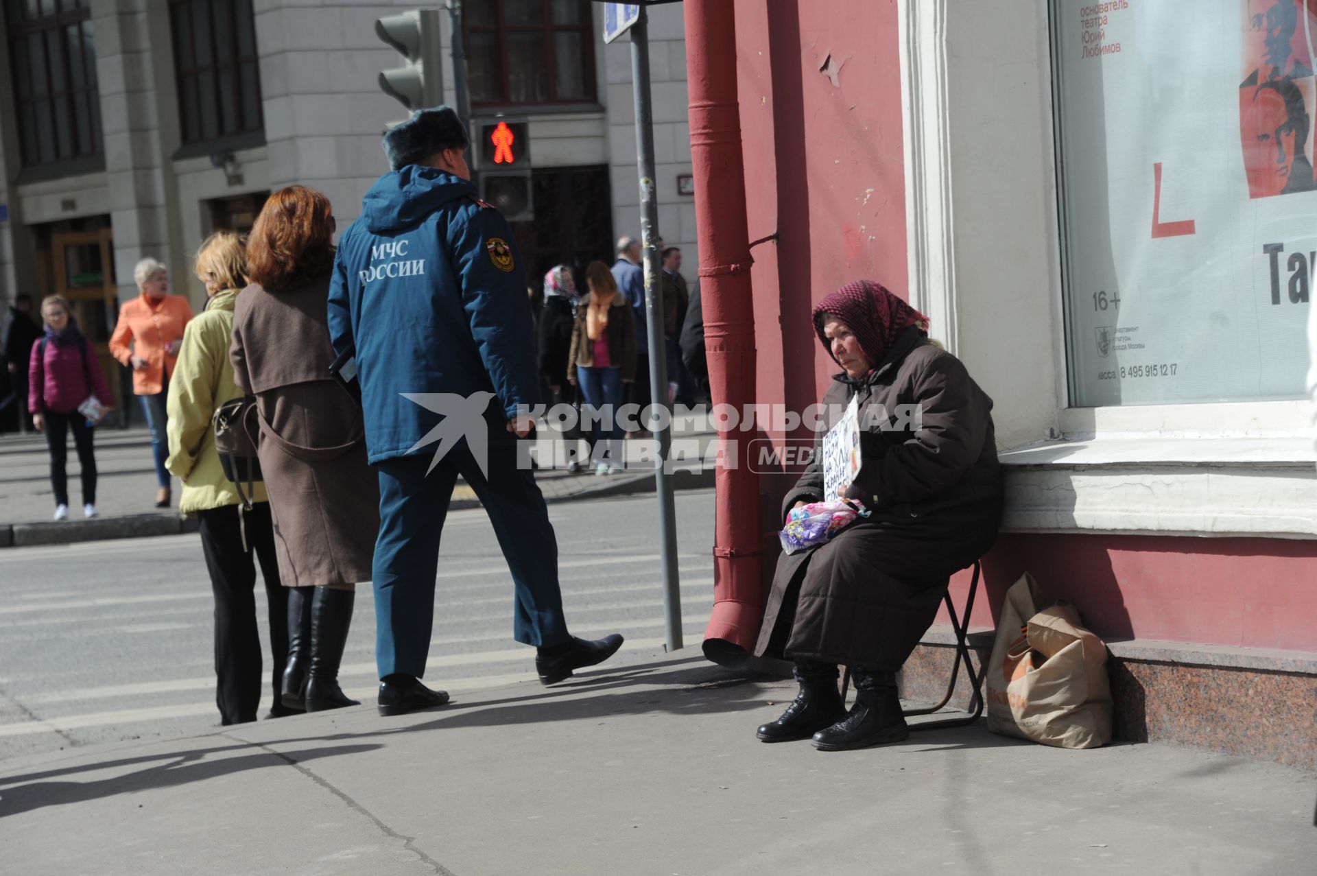 Москва. Женщина просит милостыню.