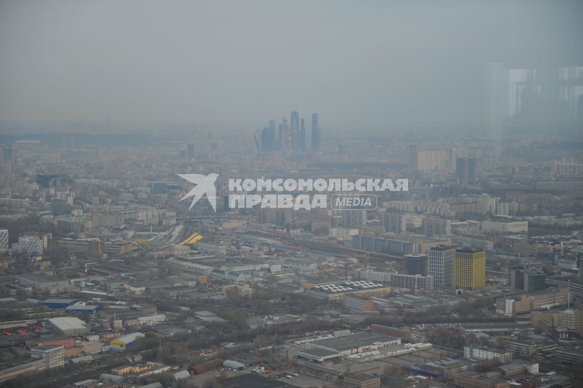 Москва. Вид со смотровой площадки Останкинской башни на город.