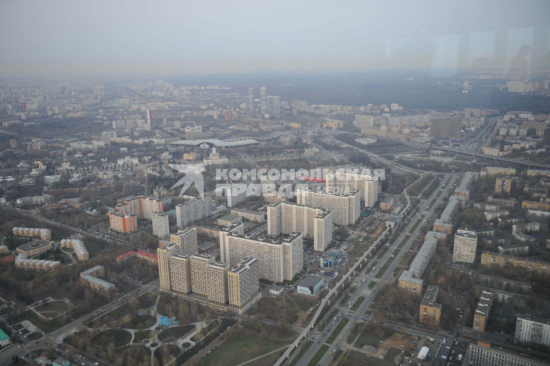 Москва. Вид со смотровой площадки Останкинской башни на город.