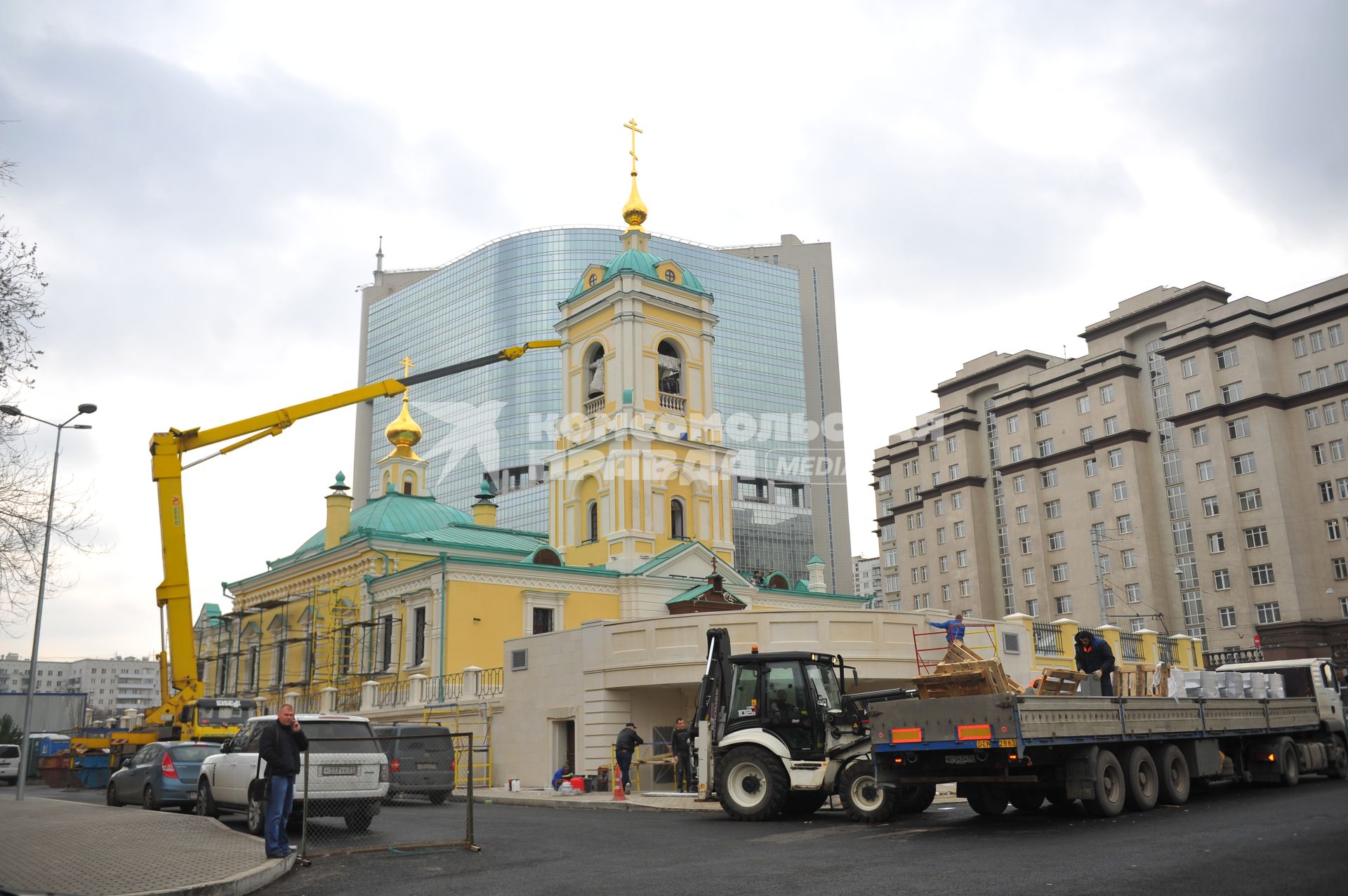 Москва. Строительство Храма Преображения Господня на Преображенской площади.