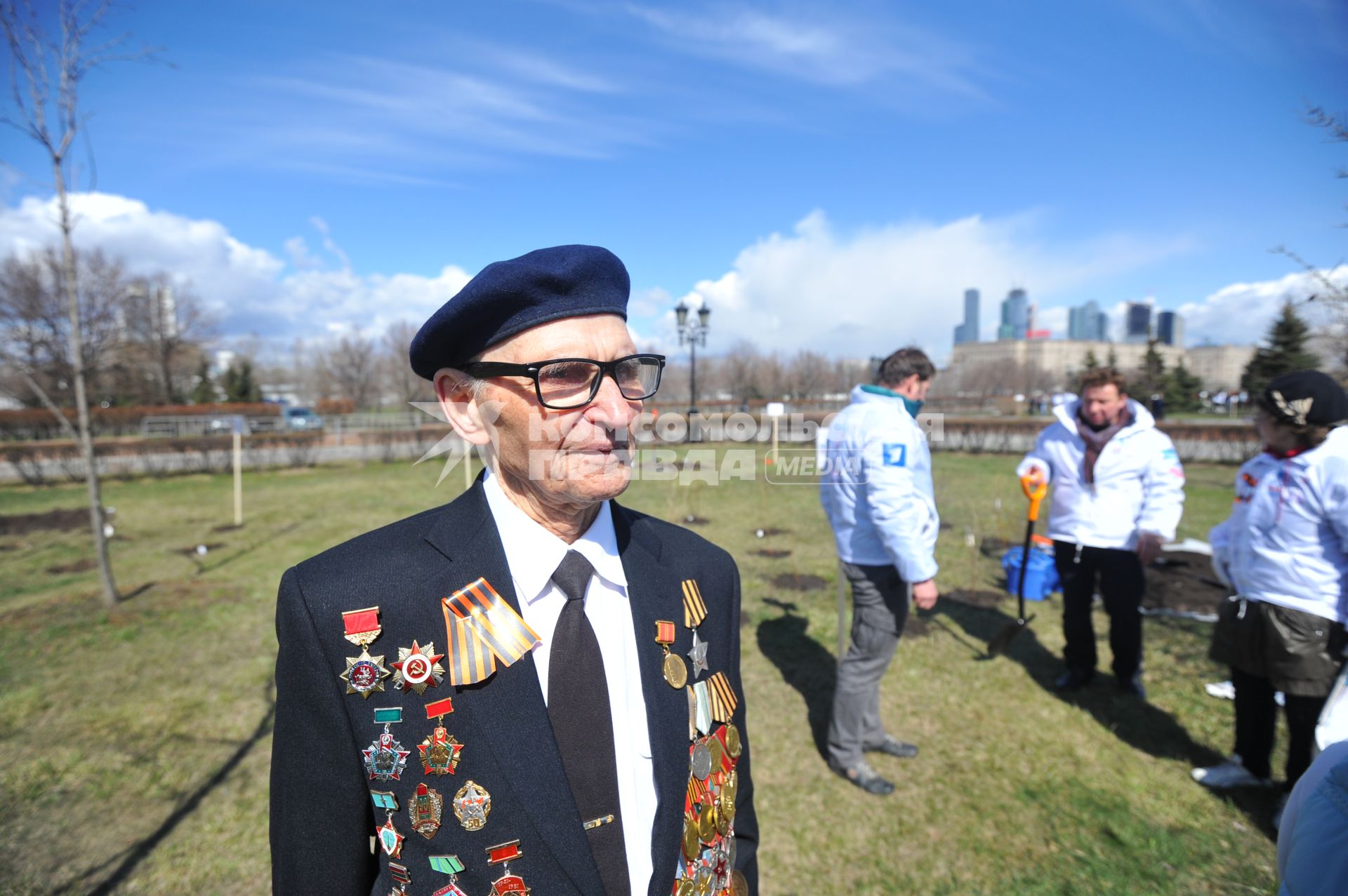 Москва. Ветеран во время акции `Сирень Победы`, приуроченной к 70-летию Победы в Великой Отечественной войне на Поклонной горе.