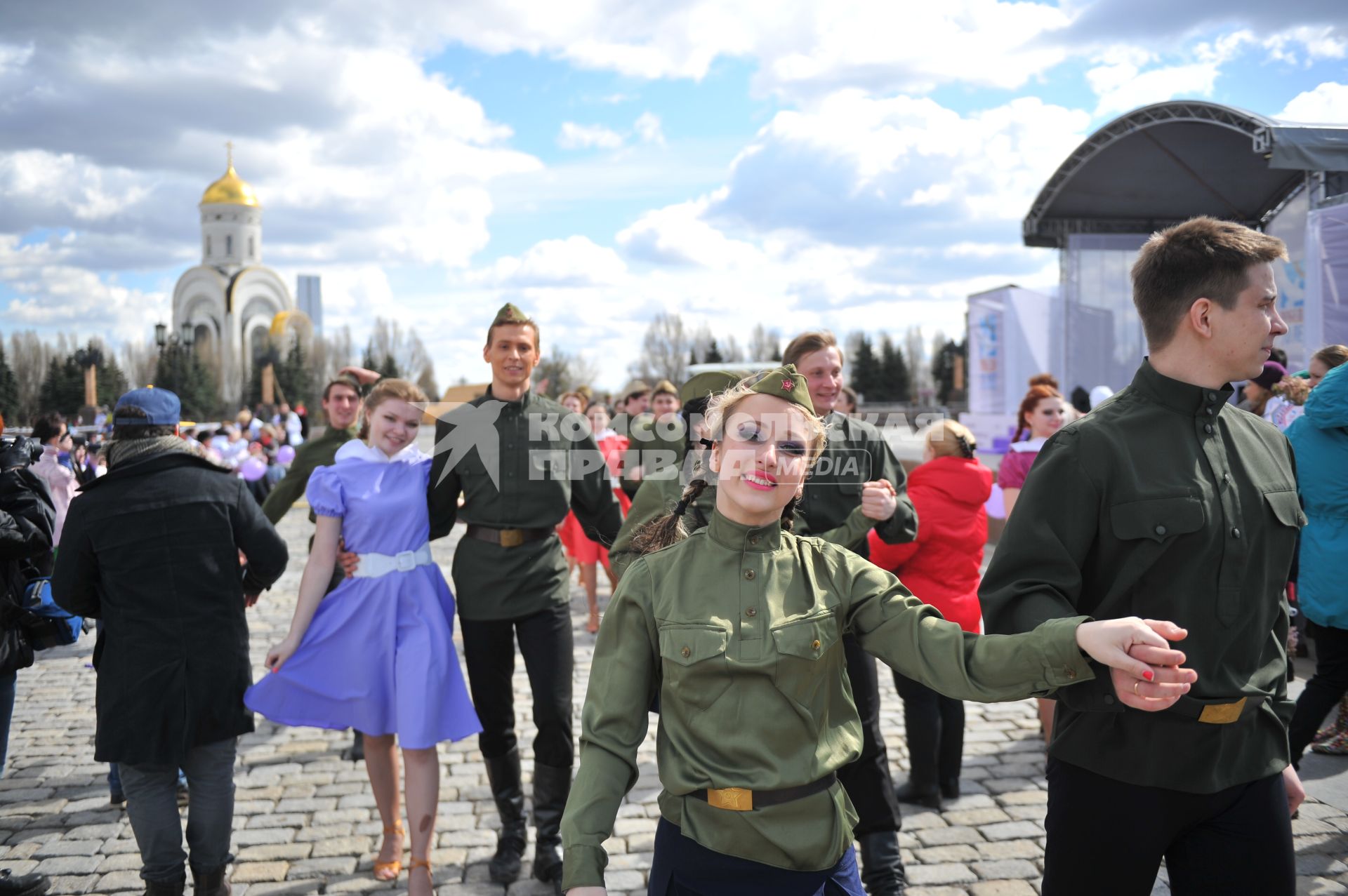 Москва. Акция `Сирень Победы`, приуроченная к 70-летию Победы в Великой Отечественной войне на Поклонной горе.