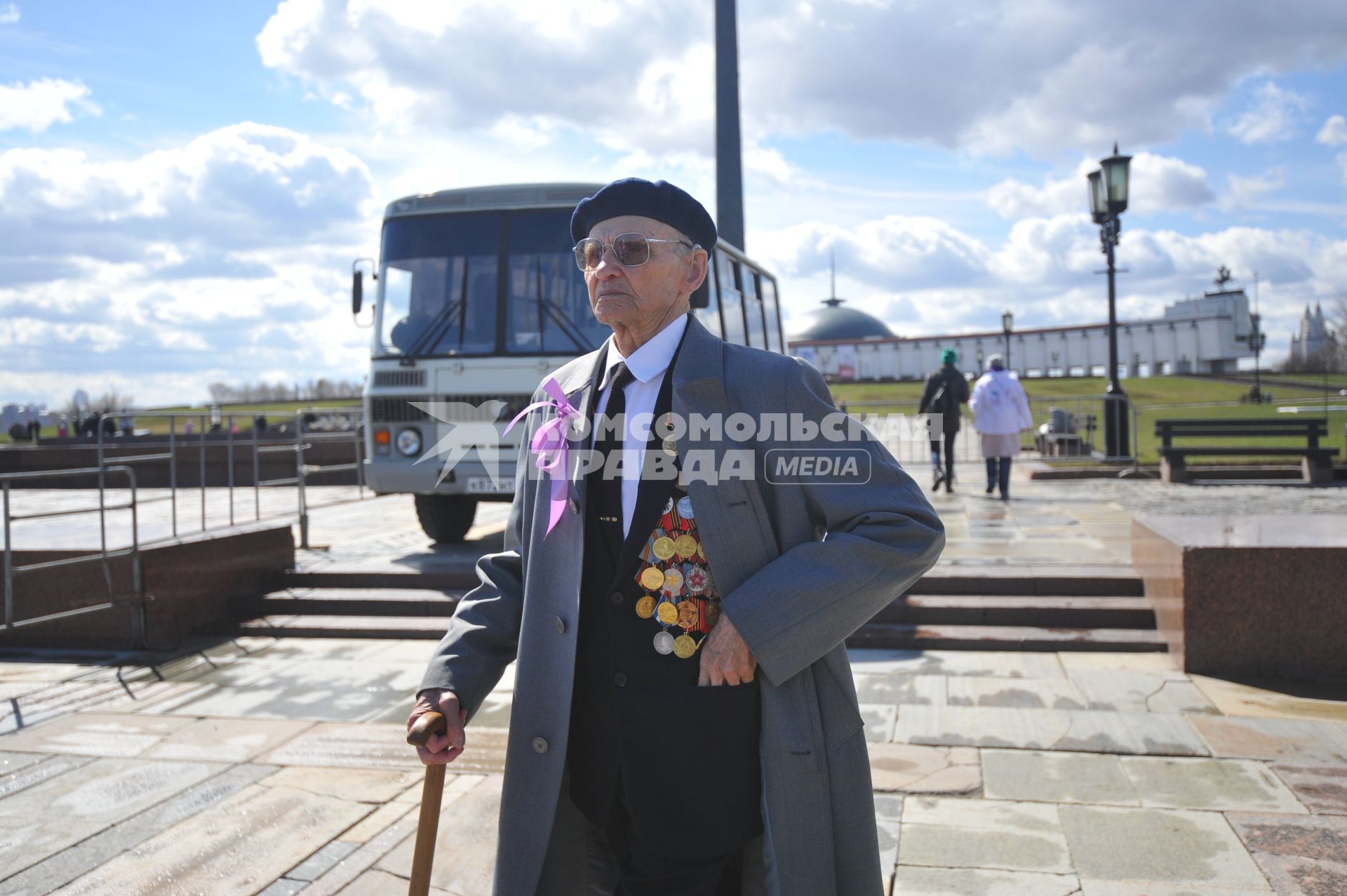 Москва. Ветеран во время акции `Сирень Победы`, приуроченной к 70-летию Победы в Великой Отечественной войне на Поклонной горе.