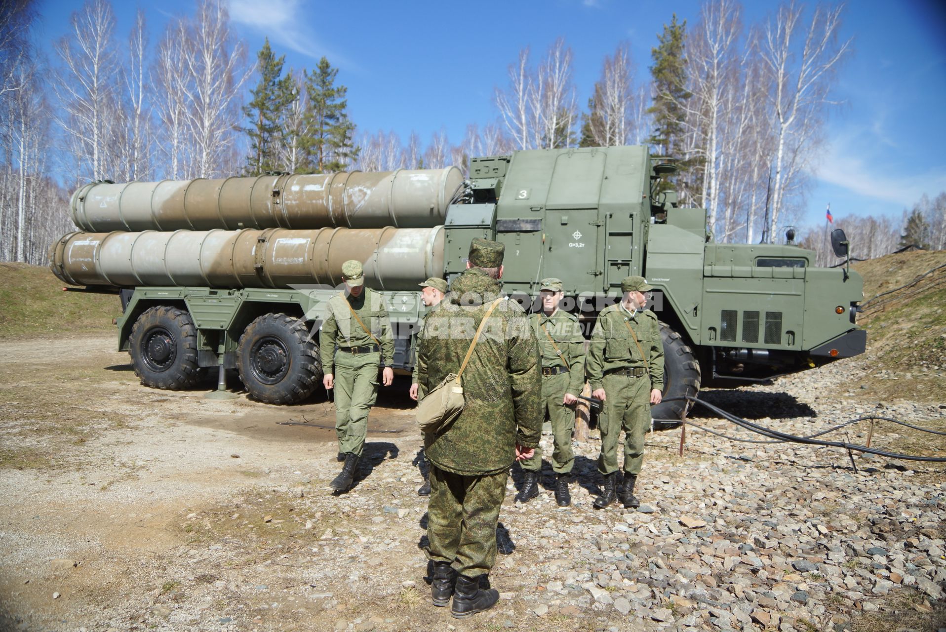 расчет идет к ракетному комплексу С-300, во время несения дежурства в воинской части ПВО ВВС России г.Березовский