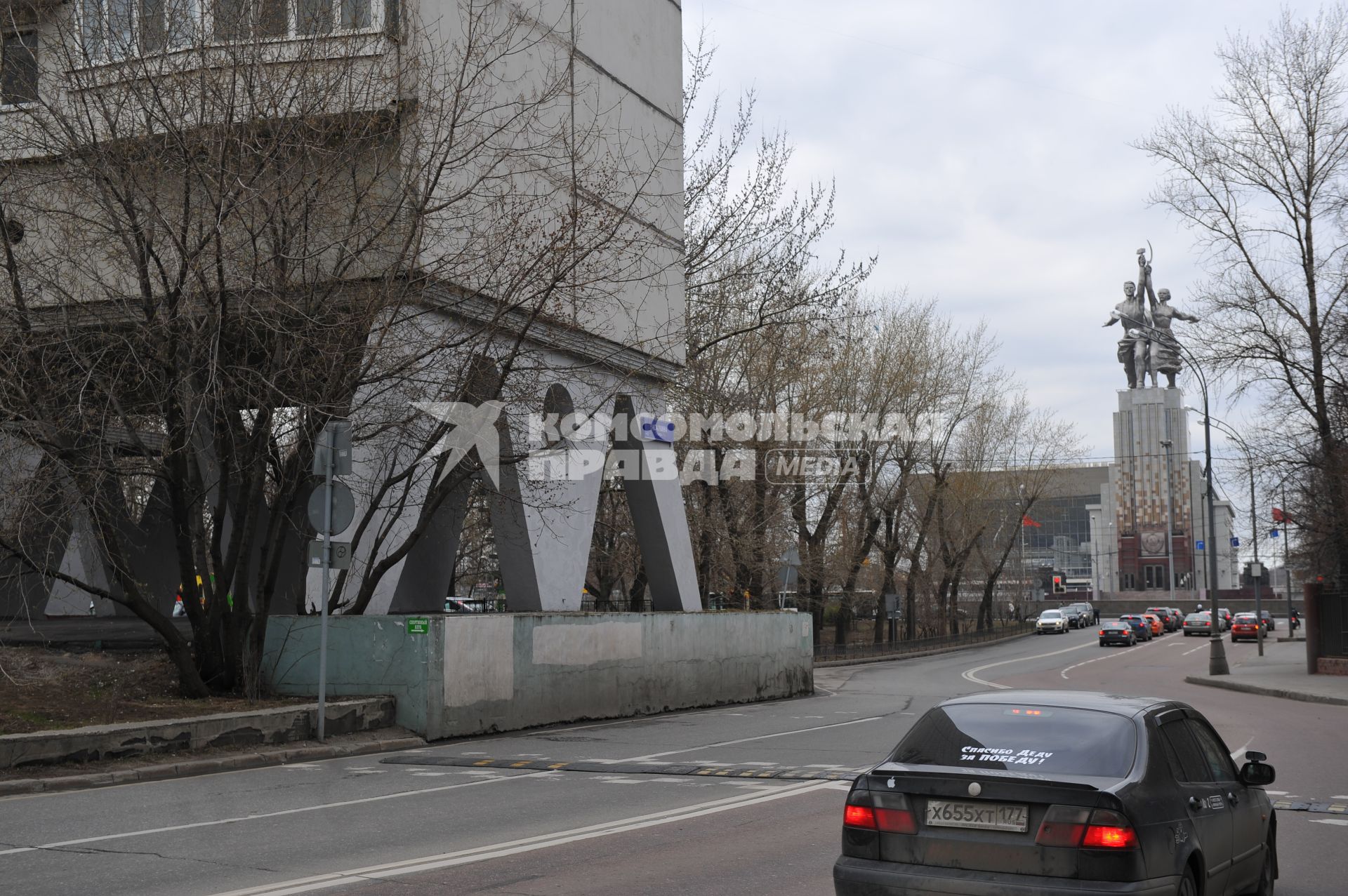 Москва. Экспериментальный 25-этажный панельный жилой дом на сваях  (Дом на курьих ножках), возведенный в 1968 году по адресу Проспект Мира 184.