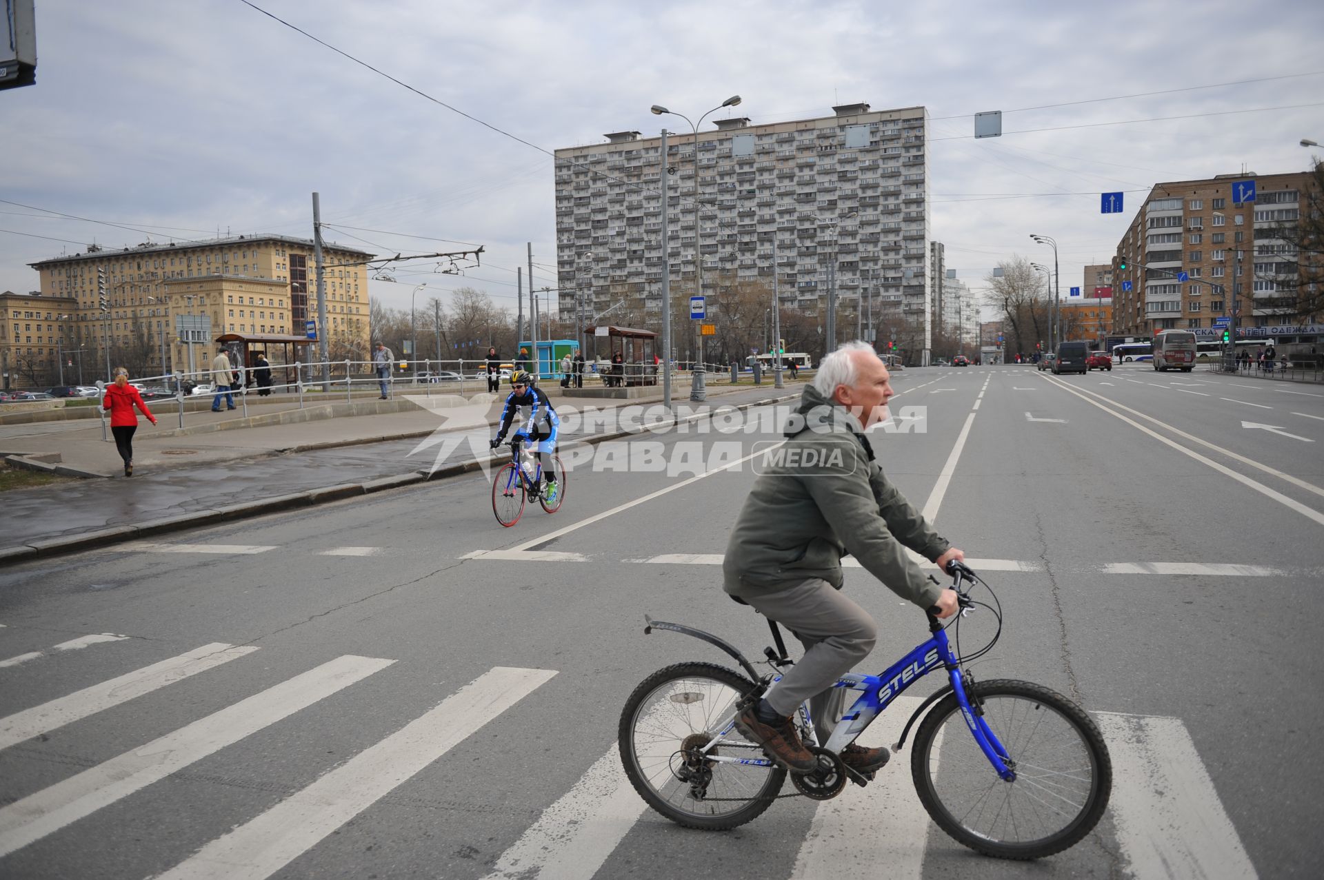 Москва. Экспериментальный 25-этажный панельный жилой дом на сваях  (Дом на курьих ножках), возведенный в 1968 году по адресу Проспект Мира 184.