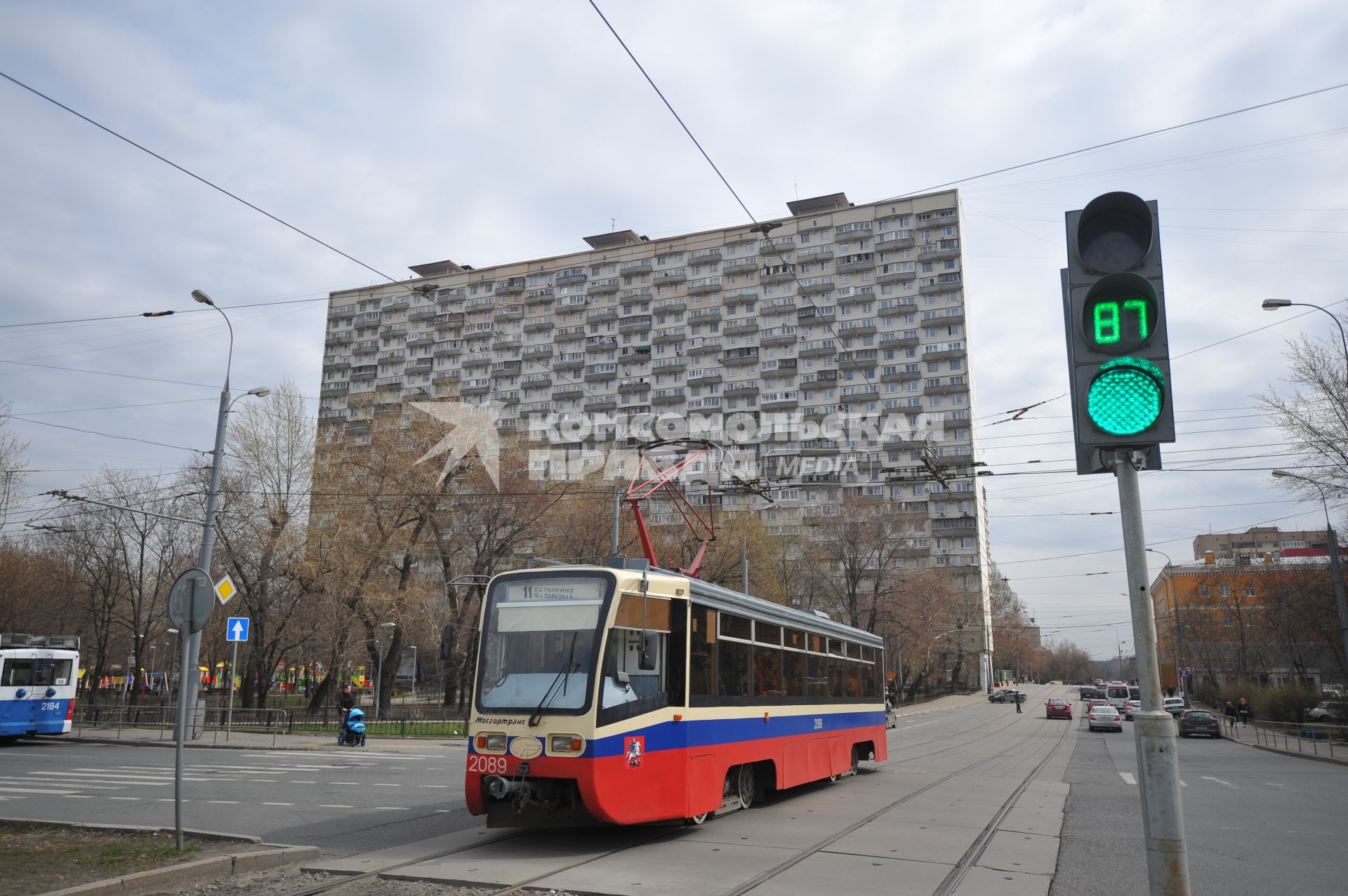 Москва. Экспериментальный 25-этажный панельный жилой дом на сваях  (Дом на курьих ножках), возведенный в 1968 году по адресу Проспект Мира 184.