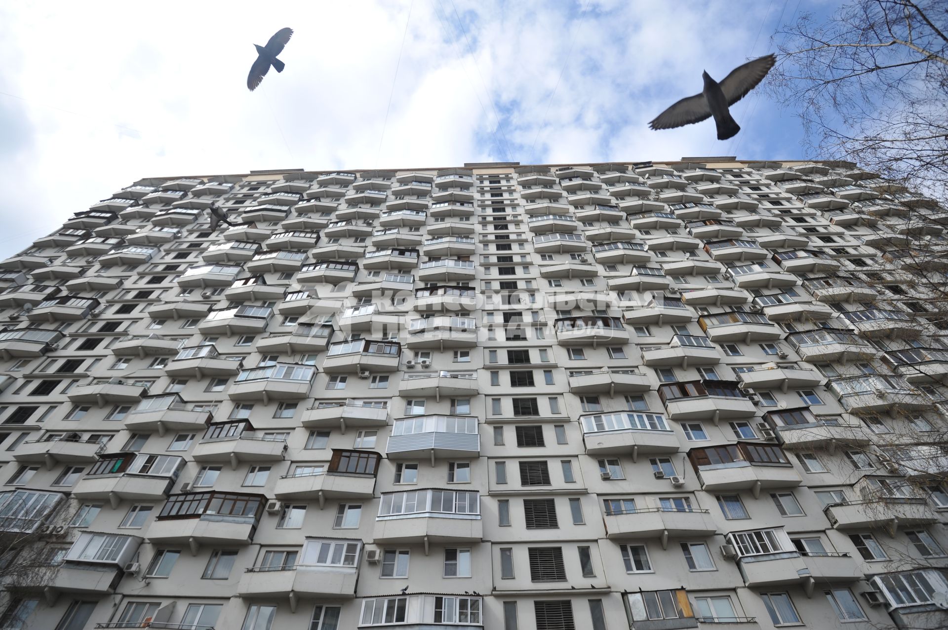 Москва. Экспериментальный 25-этажный панельный жилой дом на сваях  (Дом на курьих ножках), возведенный в 1968 году по адресу Проспект Мира 184.