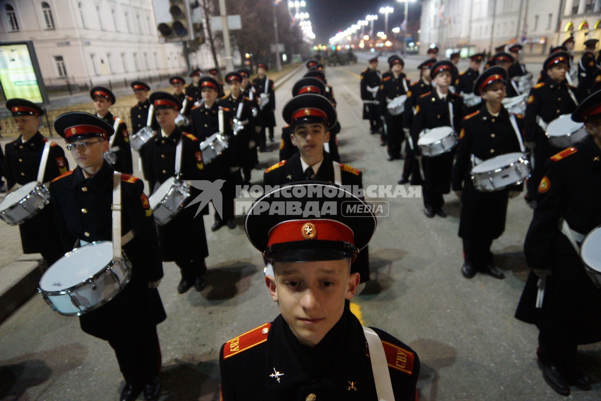 Екатеринбург. Воспитанники Суворовского военного училища на первой ночной репетиции Парада Победы.