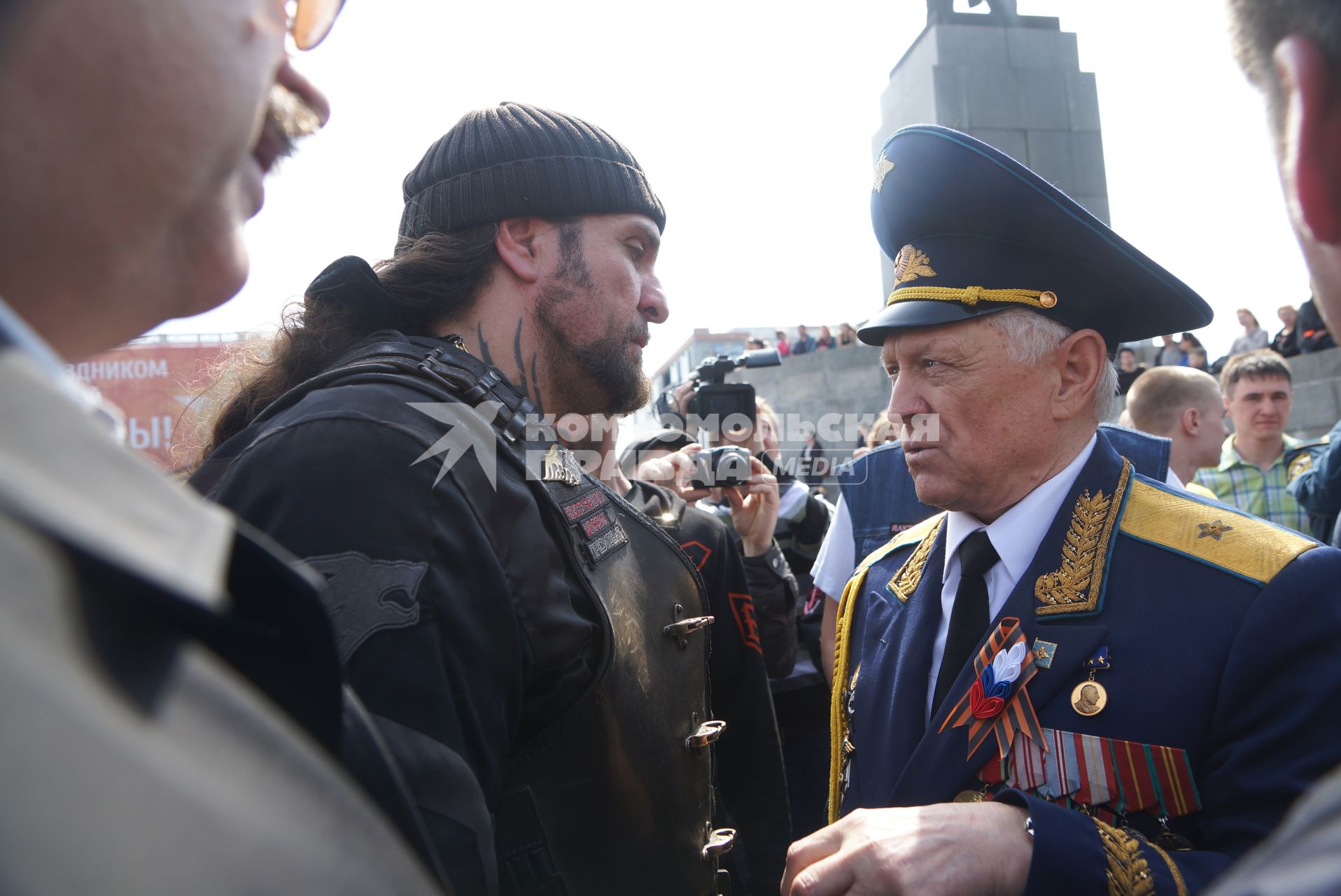 Александр  Золдостанов (\"Хирург\") лидер байкерского клуба «Ночные волки» (слева) и председатель совета ветеранов свердловской области Юрий Судаков (справа). Байкеры провели \"Марш знамени победы\" до памятника уральским мотоциклистам-разведчикам в ЦПКиО им. Маяковского. Екатеринбург