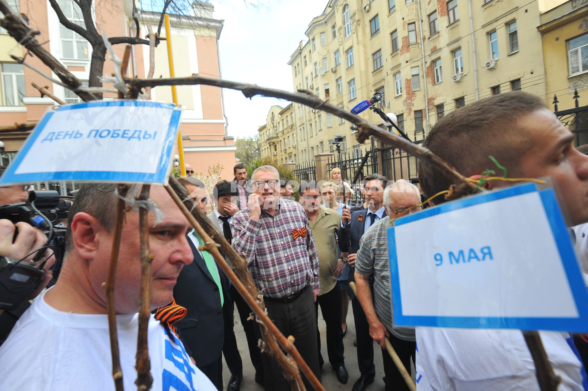 Москва, 1-й Басманный переулок. Лидер ЛДПР Владимир Жириновский (в центре) посадил  смоленские цветы, сирень и виноград.