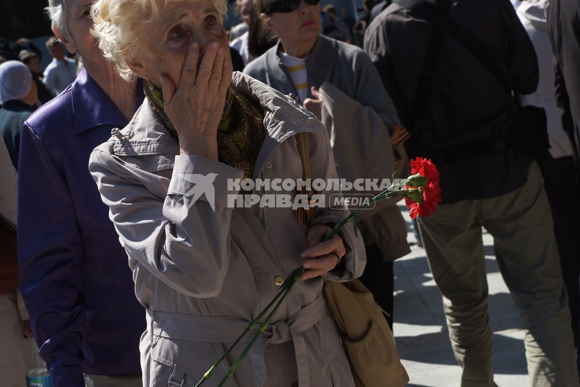 Пожилая женщина вытирает слезы,проходя около панно \"Сталинградская битва\" Широкореченского военно-мемориального комплекса , во время церемонии его открытия после реконструкции. Екатеринбург