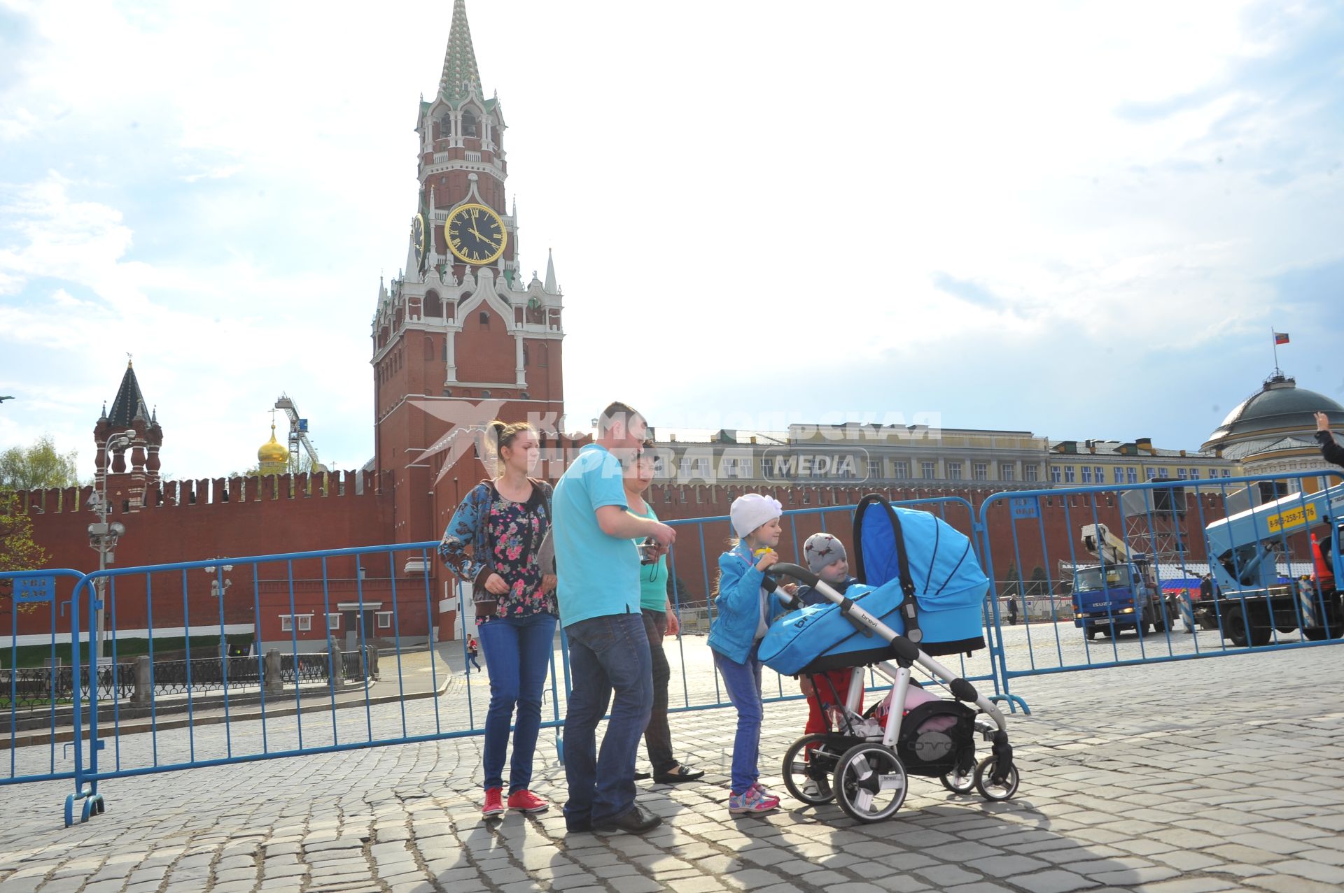 Москва. Красная площадь. Отреставрированная  Спасская башня Московского Кремля.