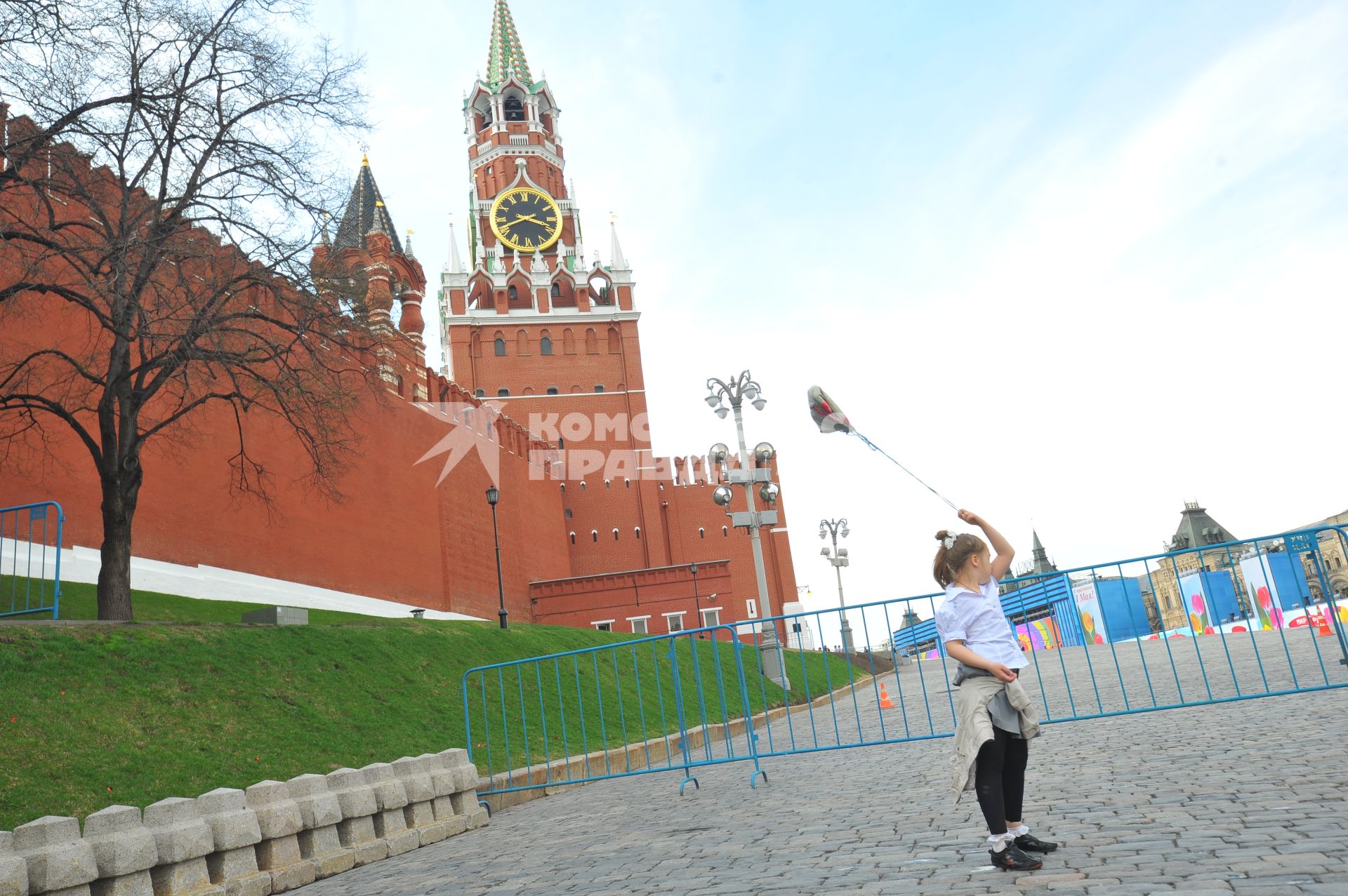 Москва. Красная площадь.  Отреставрированная  Спасская башня Московского Кремля.