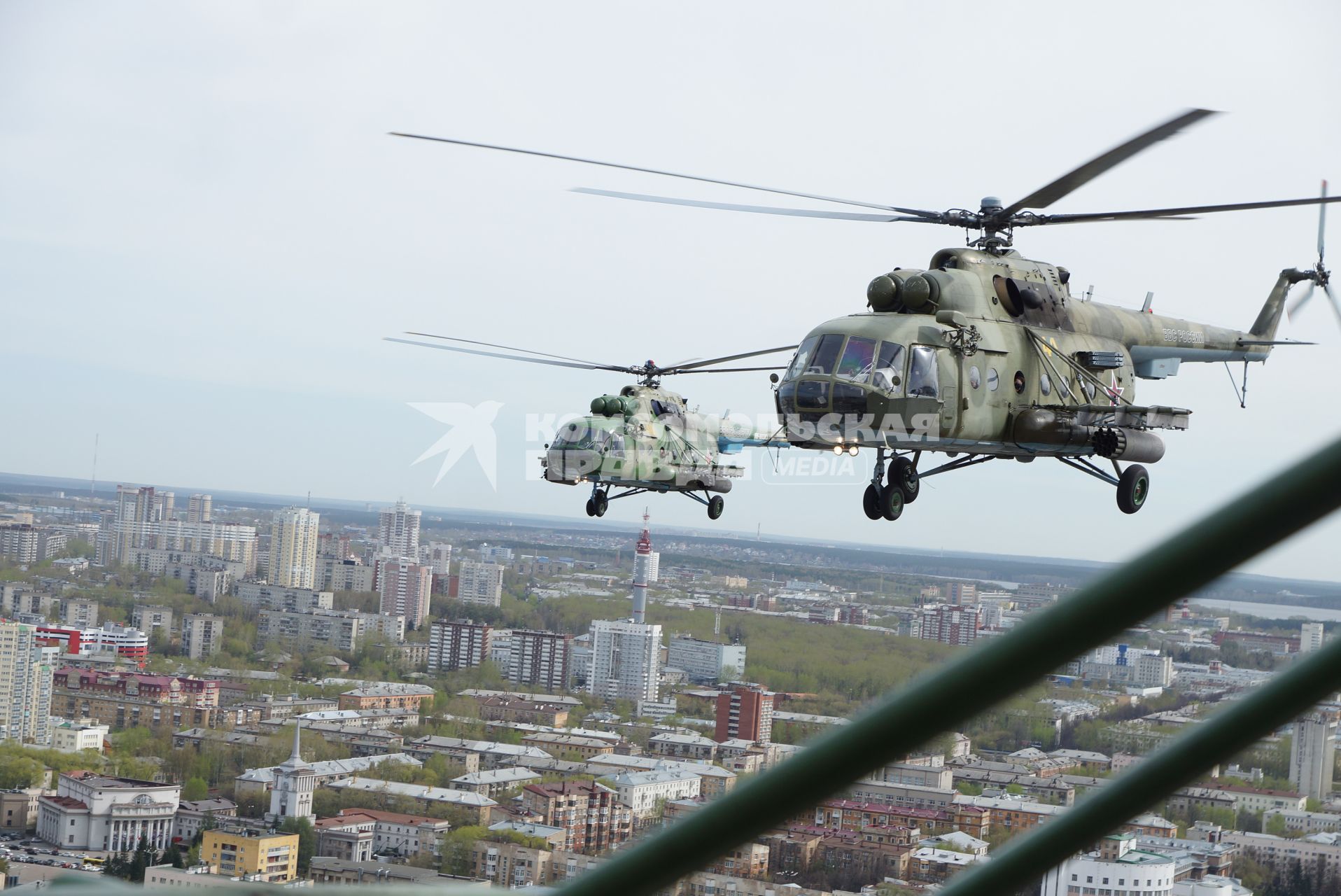 Звено вертолетов Ми-8 летит над Екатеринбургом, во время репетиции пролета авиации на параде дня победы. Каменск-Уральский