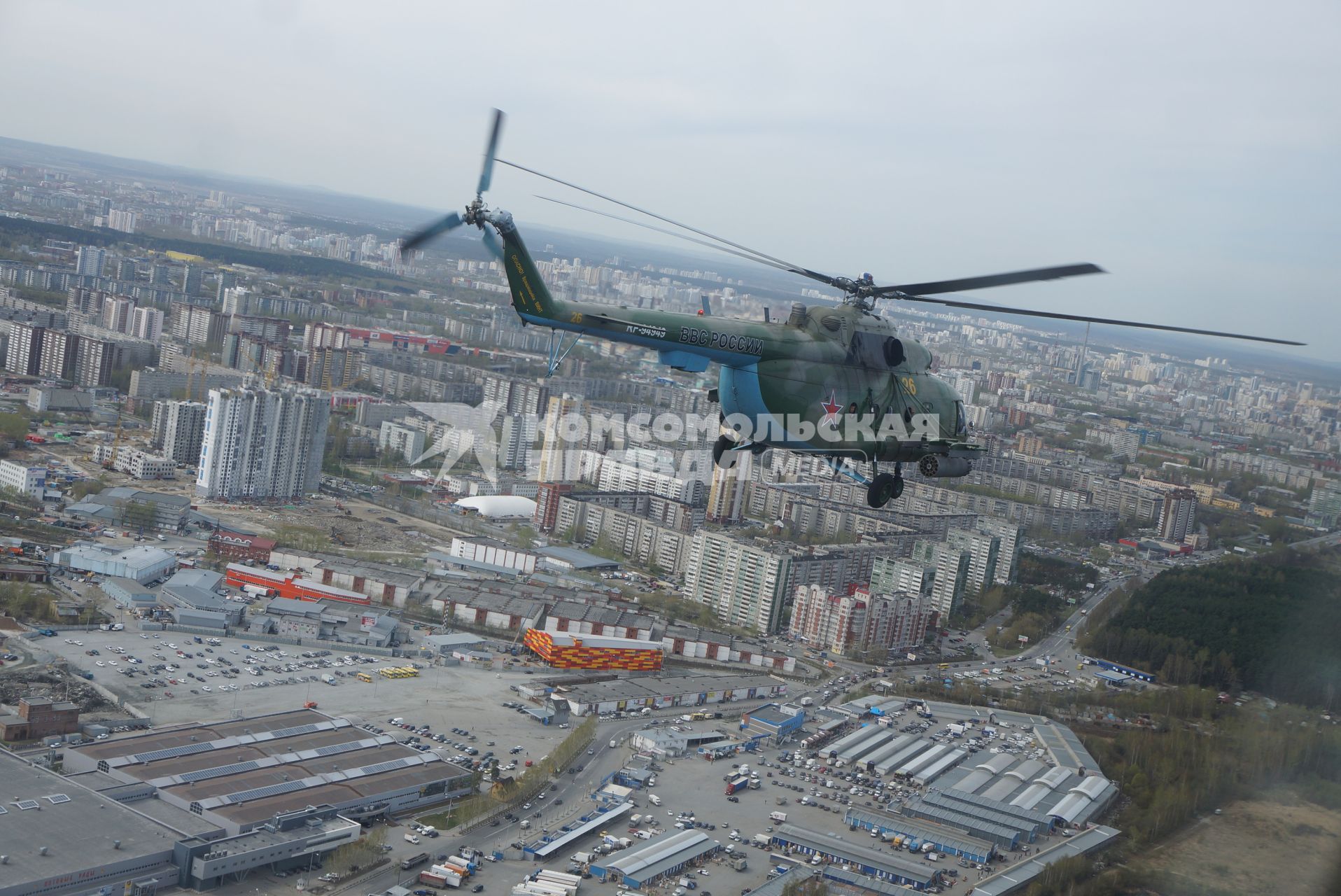 Звено вертолетов Ми-8 летит над Екатеринбургом, во время репетиции пролета авиации на параде дня победы. Каменск-Уральский