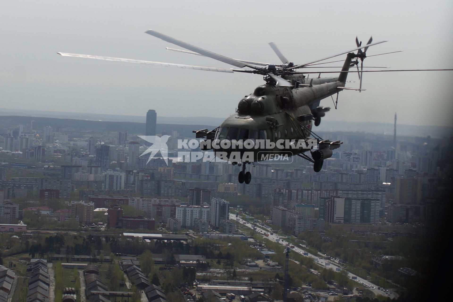 Звено вертолетов Ми-8 летят над Екатеринбургом, во время репетиции пролета авиации на параде дня победы. Каменск-Уральский