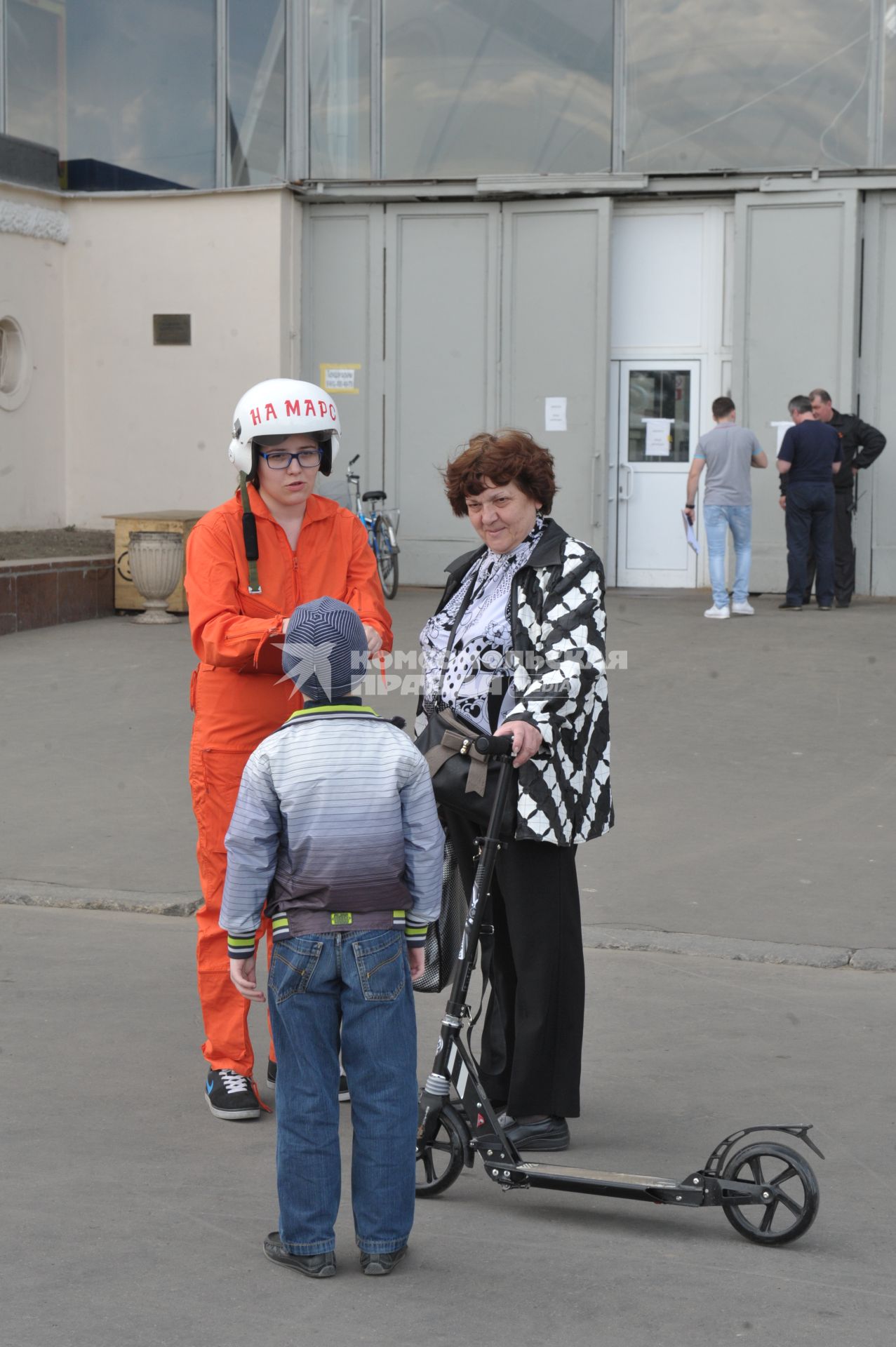 Посетители ВДНХ в Москве.