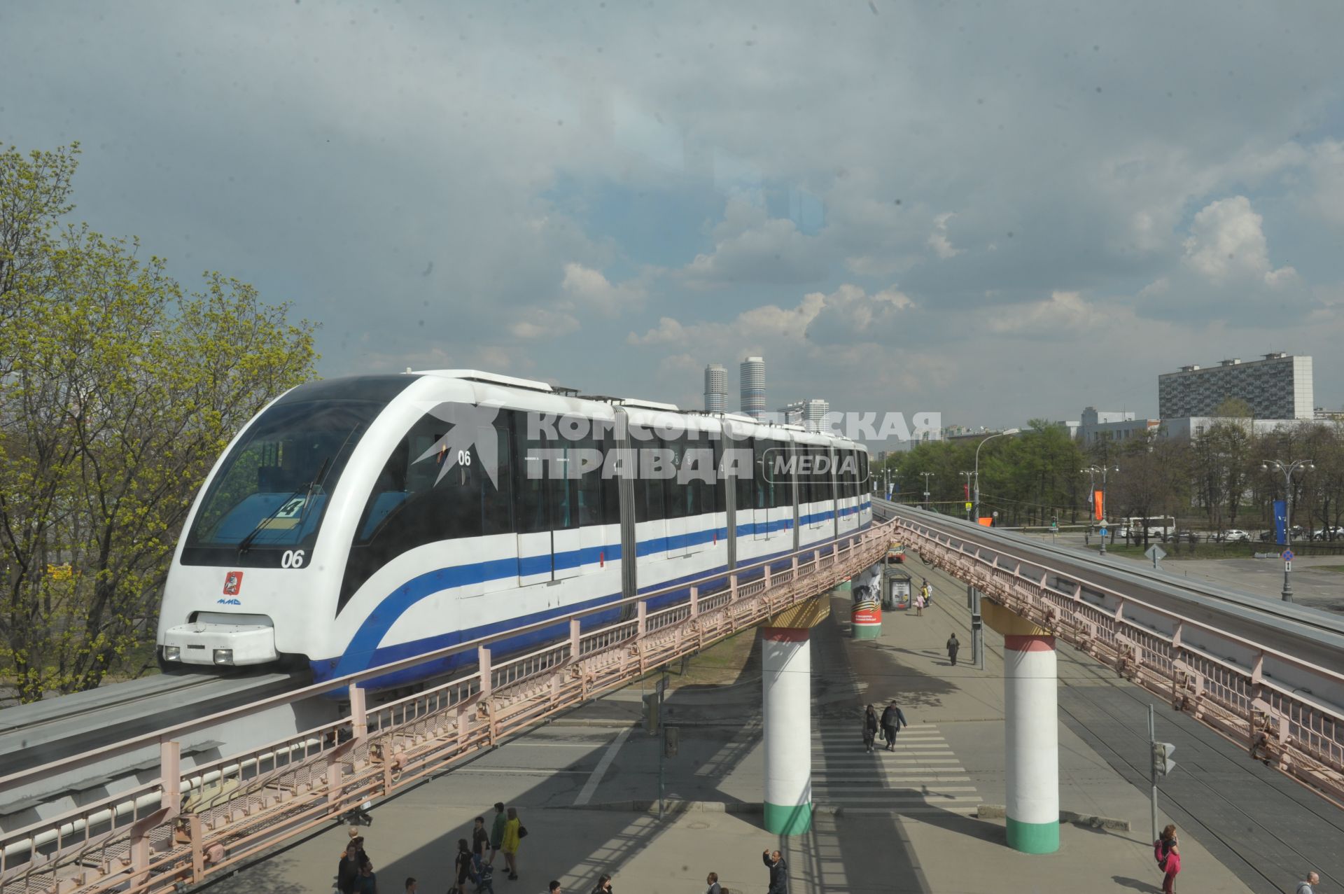 Московская монорельсовая дорога в районе метро ВДНХ в Москве.