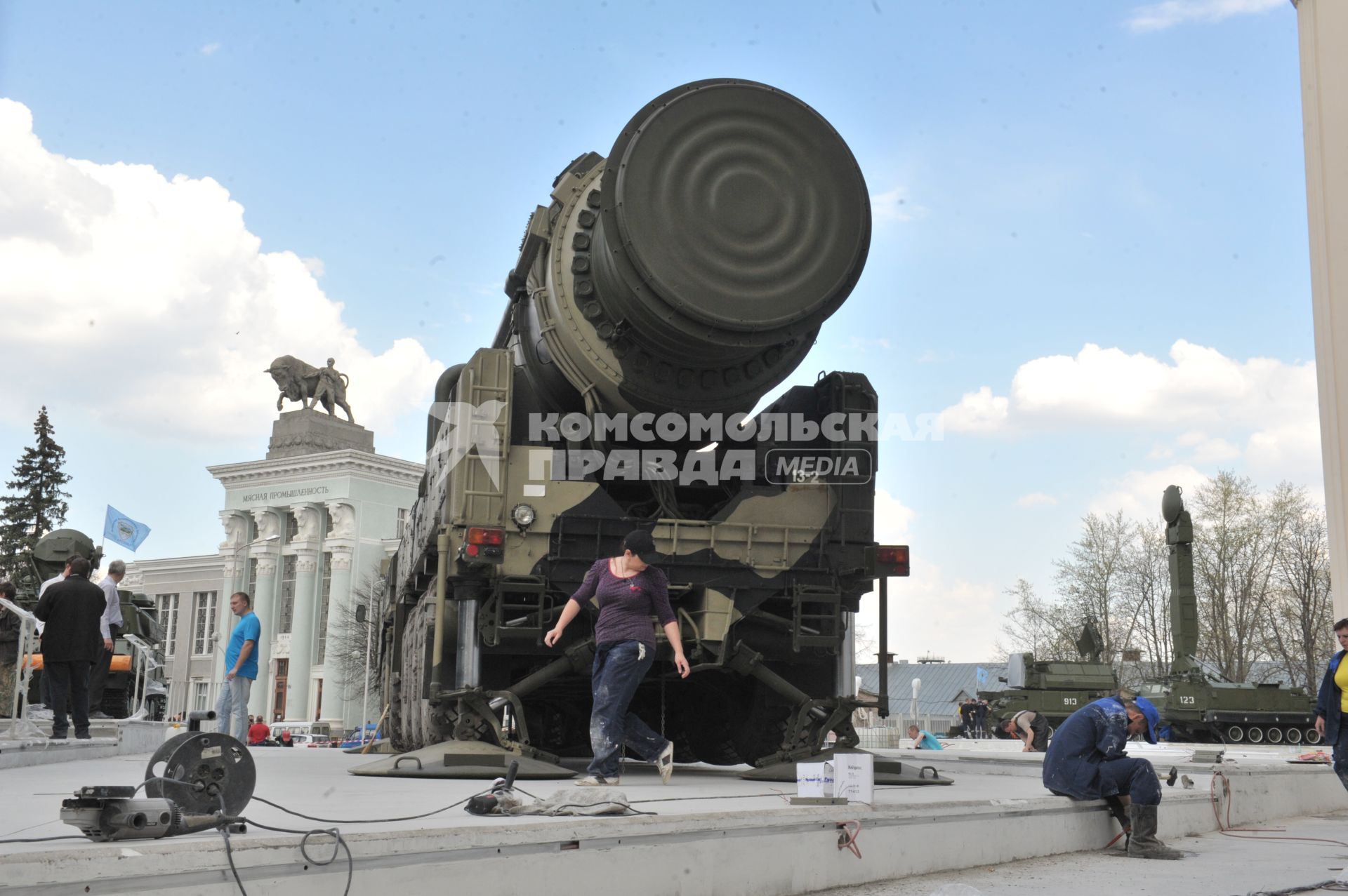 Пусковая установка `Тополь` с транспортно-пусковым контейнером во время  выставки образцов российского вооружения на ВДНХ в Москве.
