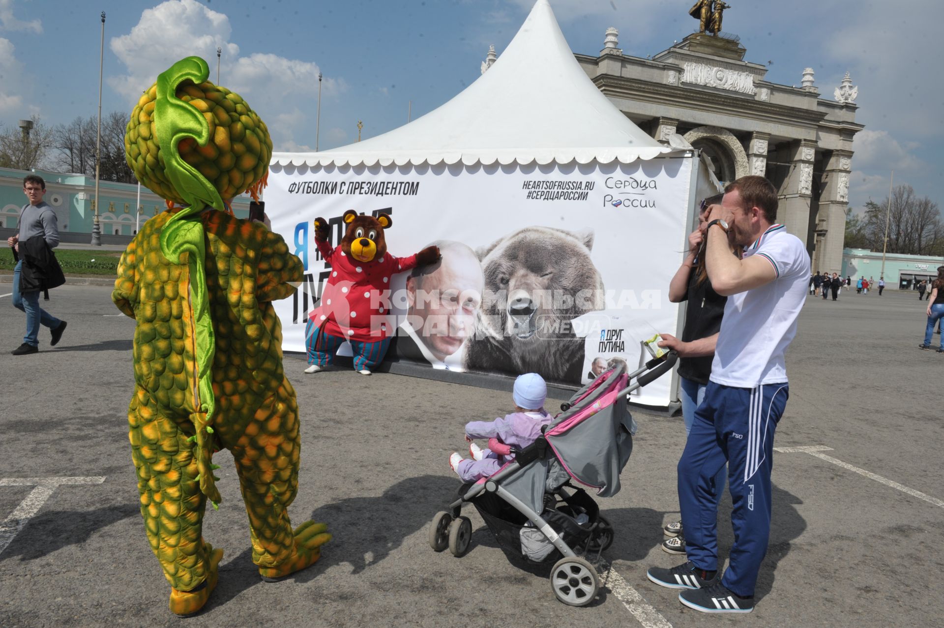 Ростовые куклы ВДНХ в Москве.