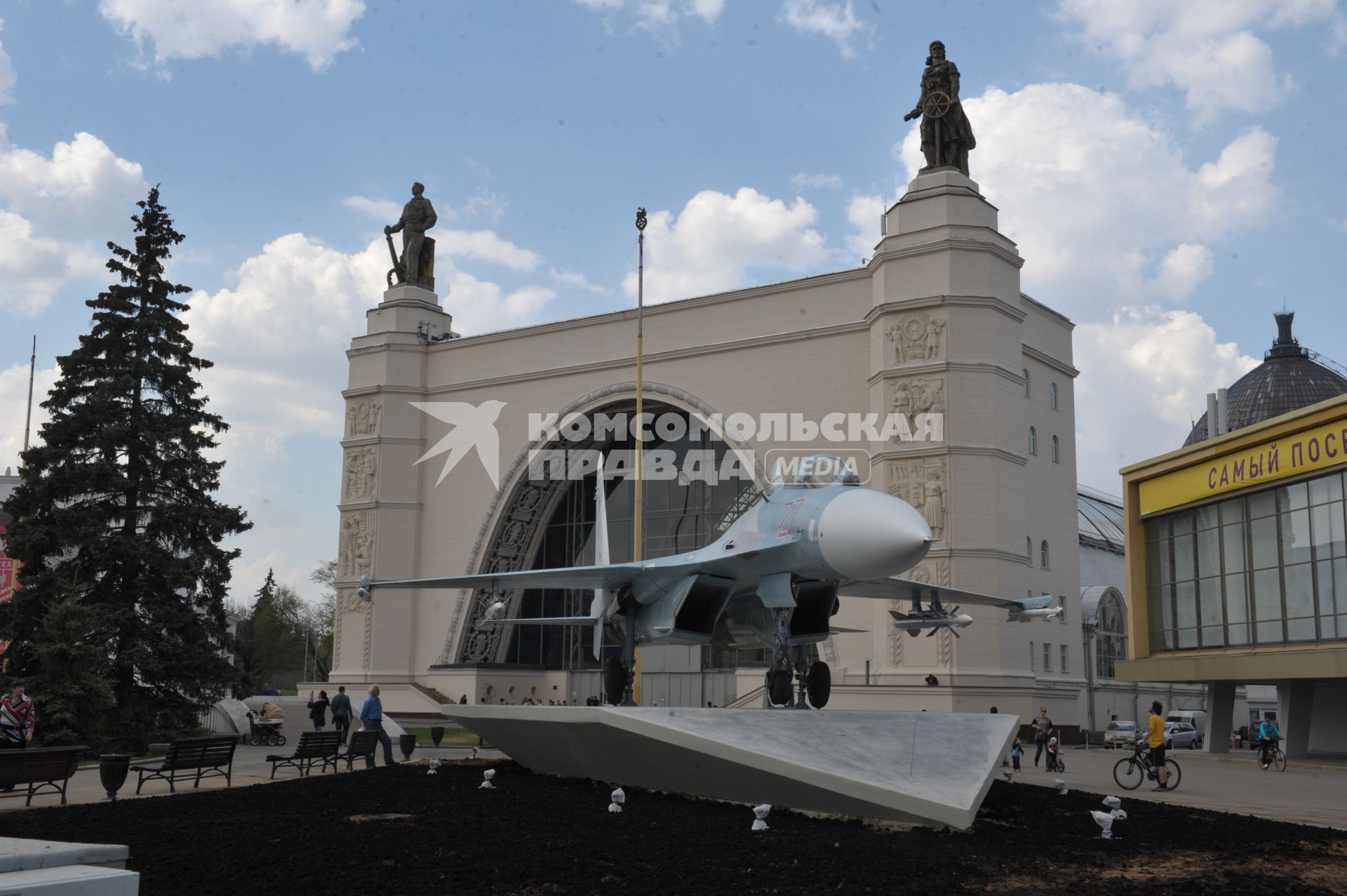 Истребитель Су-27 во время  выставки образцов российского вооружения на ВДНХ в Москве.