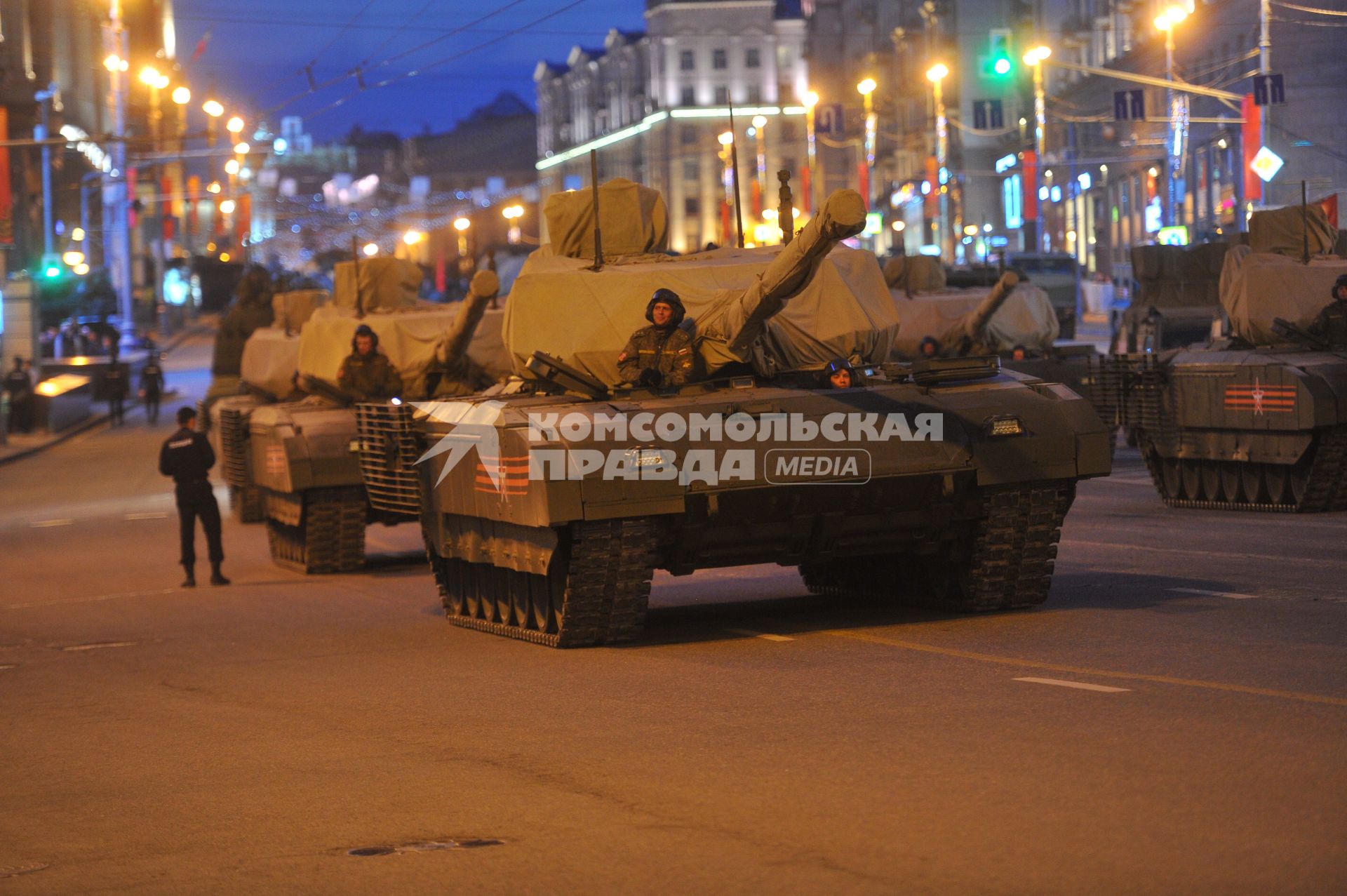 Москва. Танки Т-14 на гусеничной платформе `Армата` движутся по Тверской улице на репетицию Парада на Красной площади, в честь 70-летия Победы в Великой Отечественной войне.