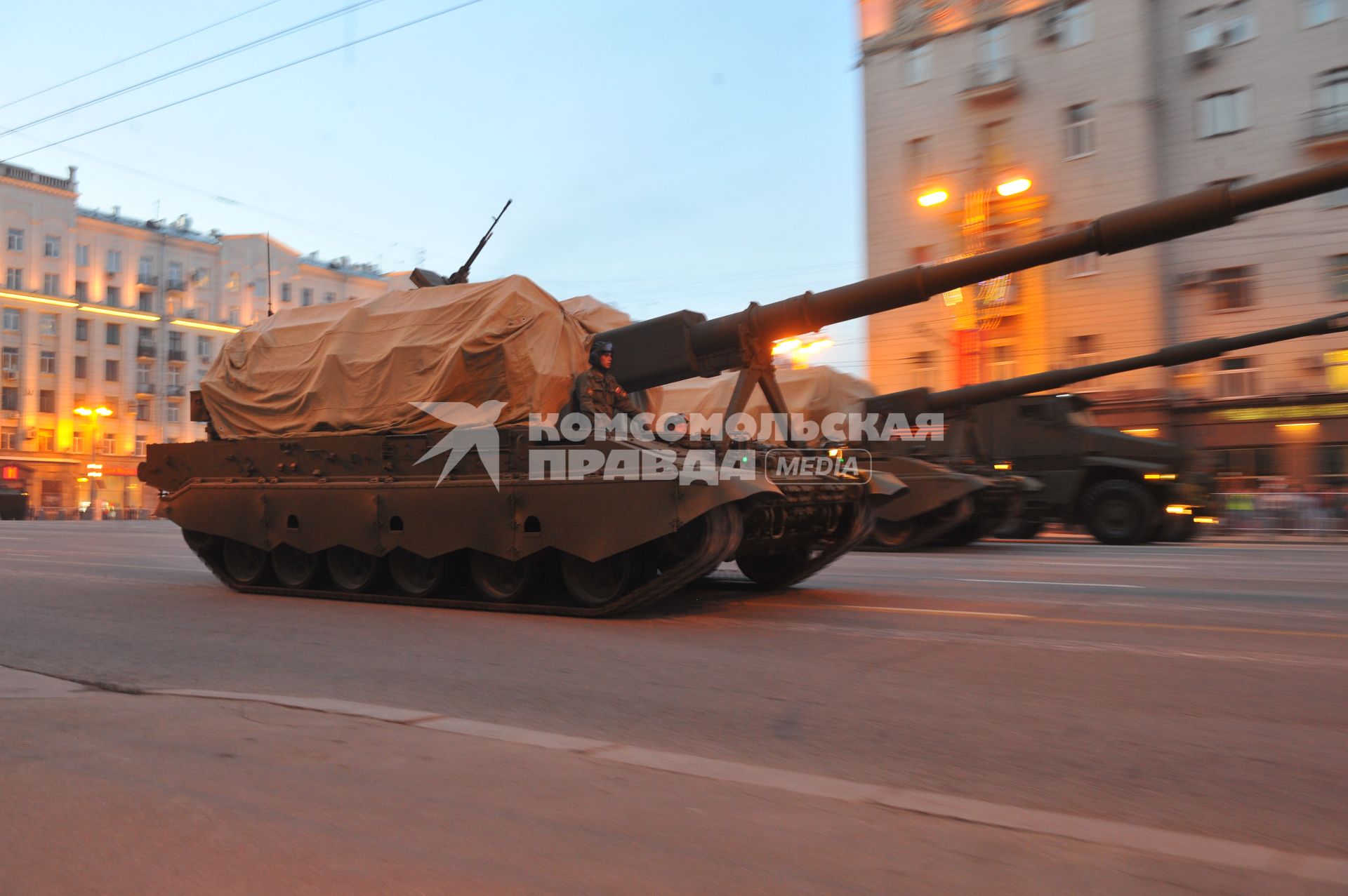 Москва. Дивизионные самоходные гаубицы 2С19 `Мста-С` движутся по Тверской улице на репетицию Парада на Красной площади, в честь 70-летия Победы в Великой Отечественной войне.