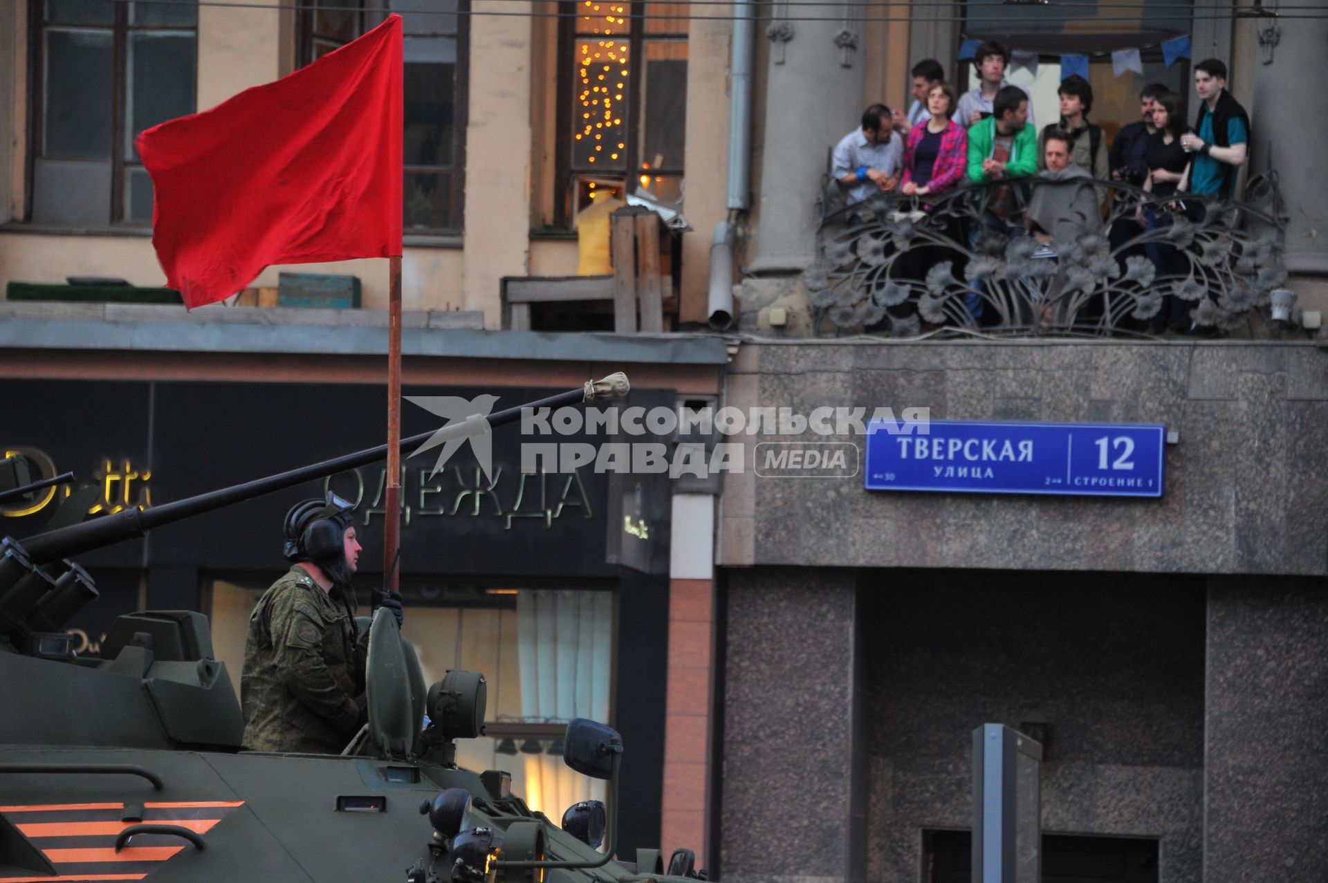 Москва. Военная техника движется по Тверской улице на репетицию Парада на Красной площади, в честь 70-летия Победы в Великой Отечественной войне.