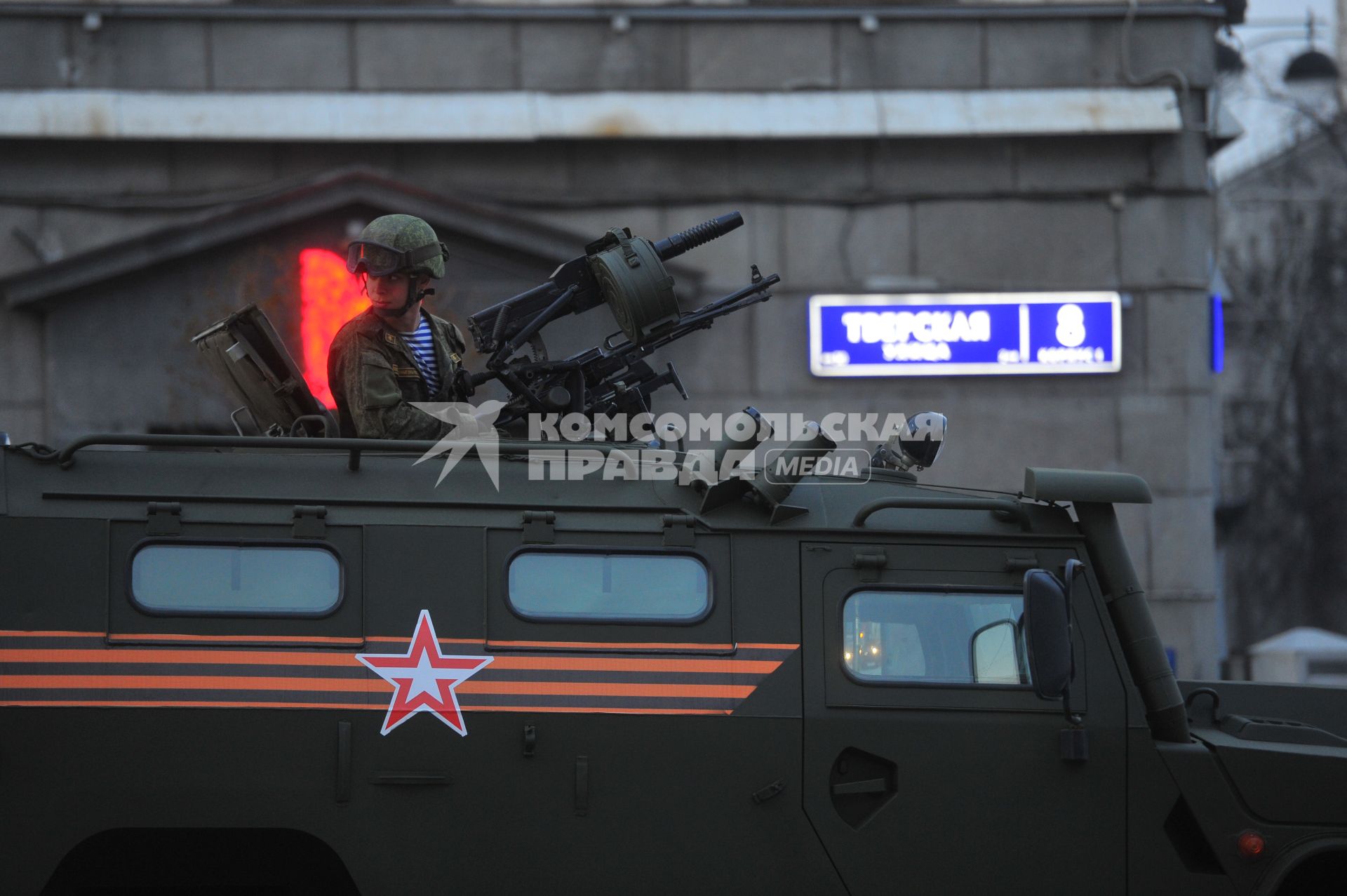 Москва. Армейский автомобиль-внедорожник ГАЗ-2330 `Тигр`движется по Тверской улице на репетицию Парада на Красной площади, в честь 70-летия Победы в Великой Отечественной войне.