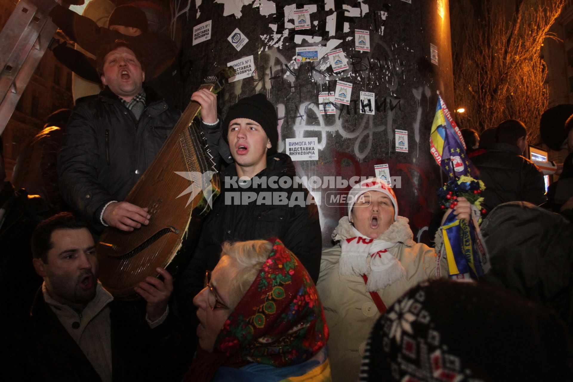 Киев. Активисты Евромайдана снесли памятник Ленину на Бессарабской площади.