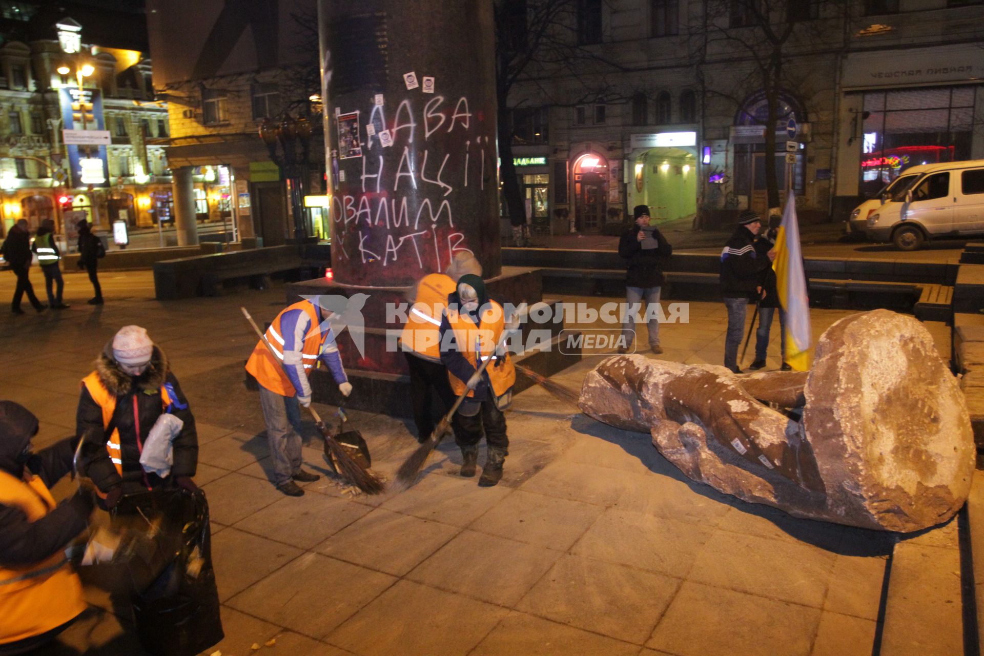 Киев. Активисты Евромайдана снесли памятник Ленину на Бессарабской площади.