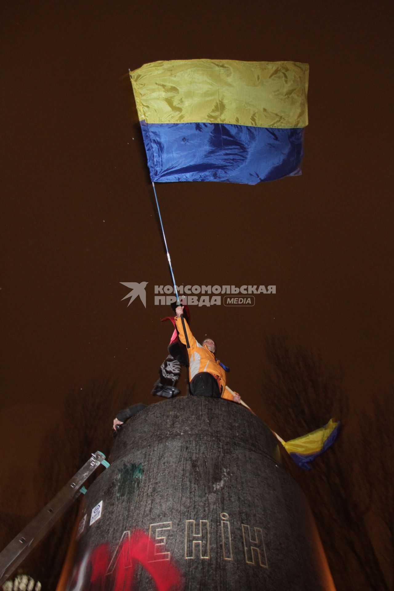 Киев. Активисты Евромайдана снесли памятник Ленину на Бессарабской площади.