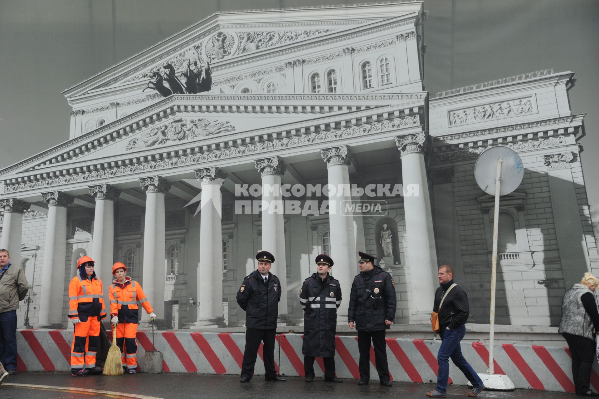 Сотрудники полиции во время  шествия профсоюзов, посвященного Дню международной солидарности трудящихся, празднику Весны и Труда, на Красной площади в Москве.