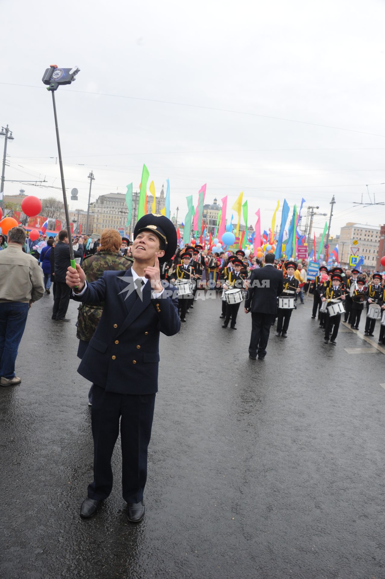 Участники шествия профсоюзов, посвященного Дню международной солидарности трудящихся, празднику Весны и Труда, на Васильевском спуске в Москве.