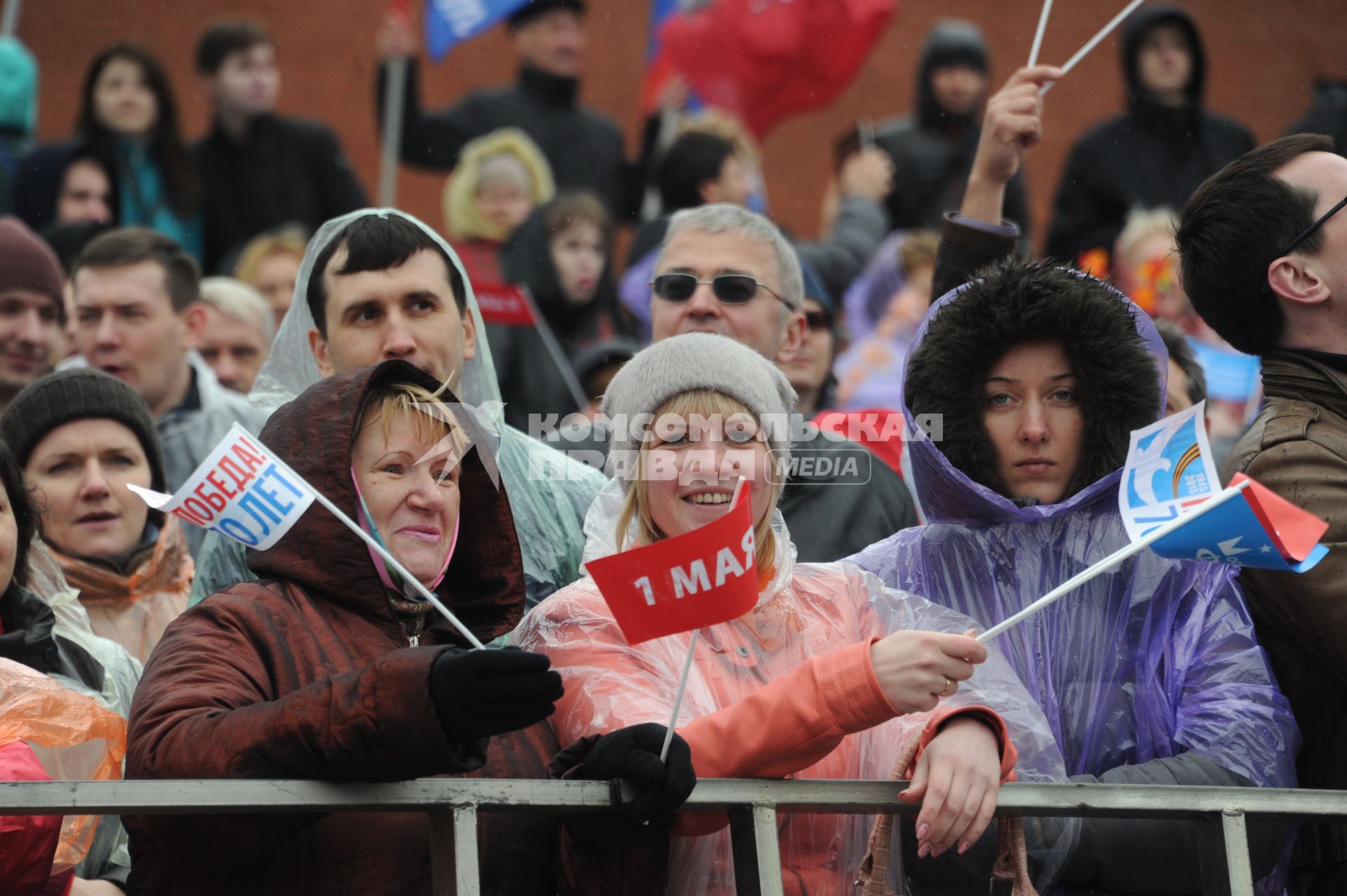 Участники шествия профсоюзов, посвященного Дню международной солидарности трудящихся, празднику Весны и Труда, на Красной площади в Москве.