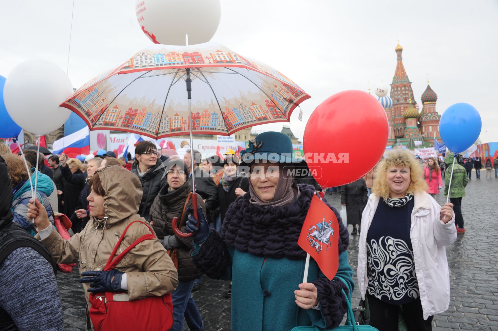 Участники шествия профсоюзов, посвященного Дню международной солидарности трудящихся, празднику Весны и Труда, на Красной площади в Москве.