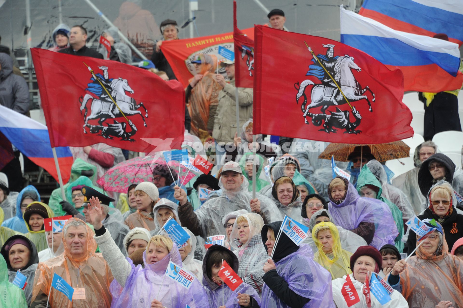 Участники шествия профсоюзов, посвященного Дню международной солидарности трудящихся, празднику Весны и Труда, на Васильевском спуске в Москве.