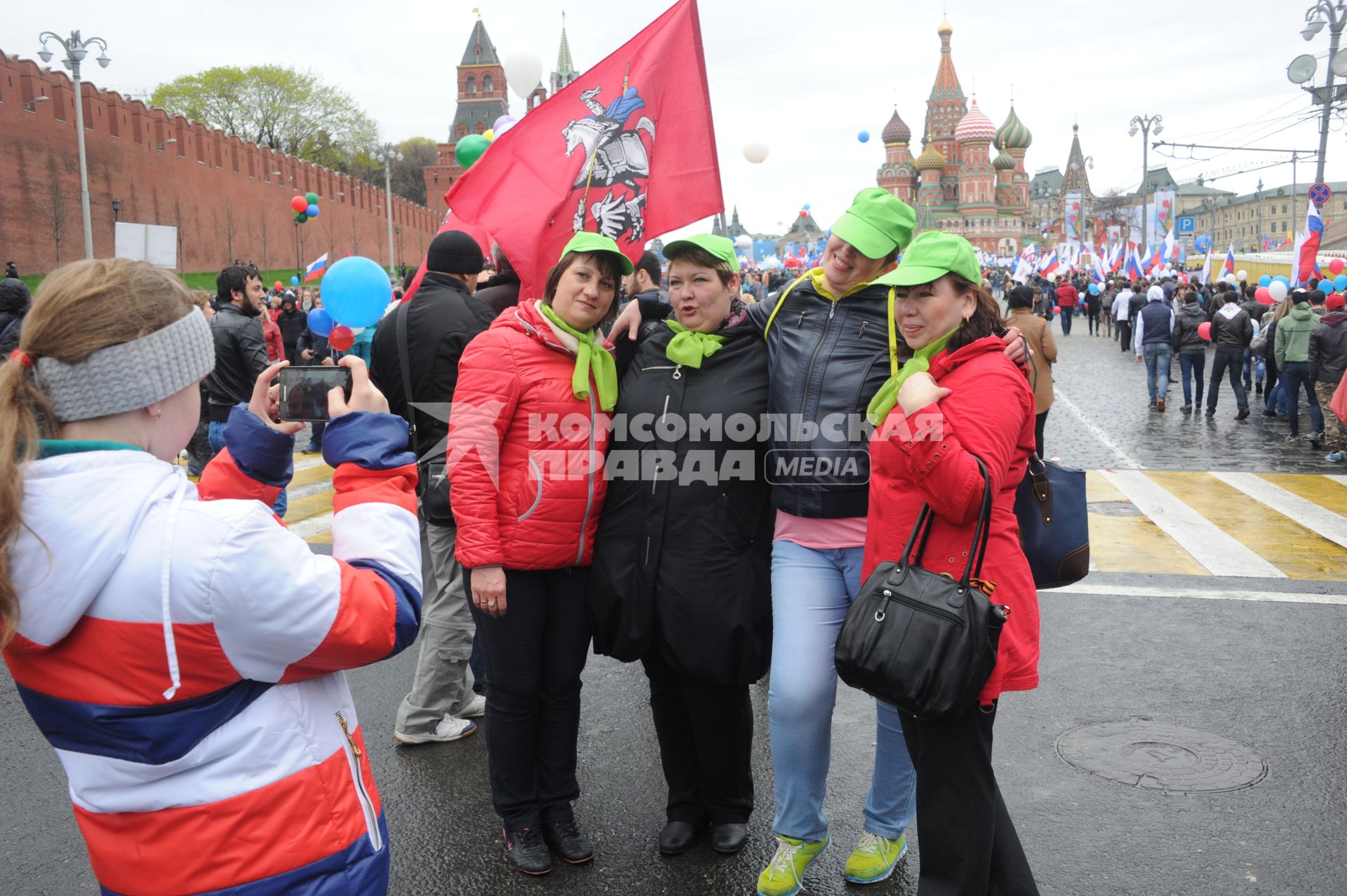 Участники шествия профсоюзов, посвященного Дню международной солидарности трудящихся, празднику Весны и Труда, на Красной площади в Москве.