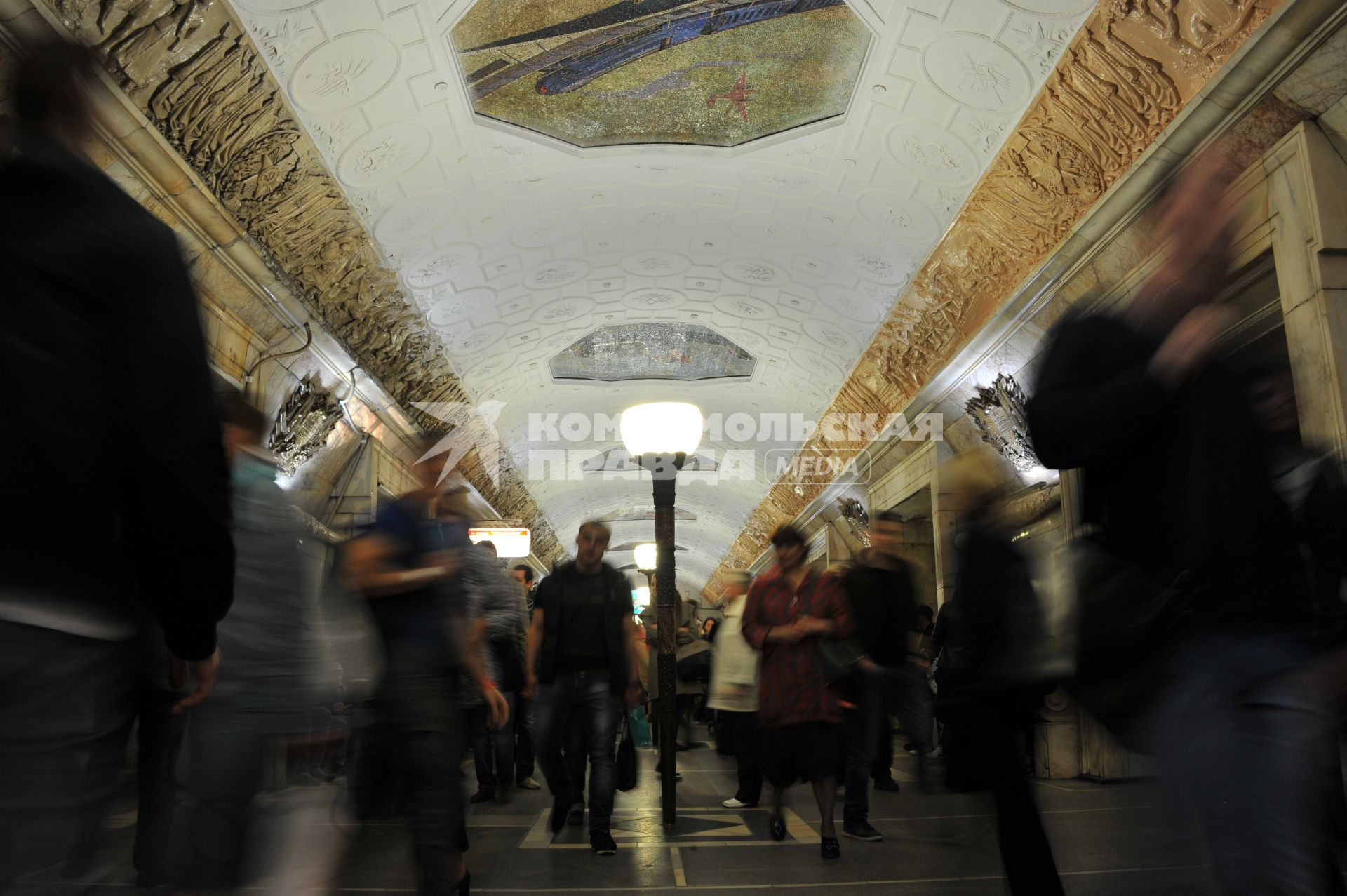 Москва. На станции метро `Новокузнецкая` кто-то закрасил бежевой краской барельефы с солдатами.