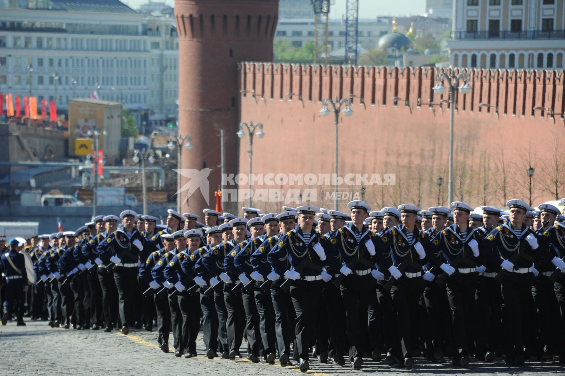 Москва. Воспитанники Государственного морского университета имени адмирала Ф. Ф. Ушакова во время генеральной репетиции Парада на Красной площади, в честь 70-летия Победы в Великой Отечественной войне.